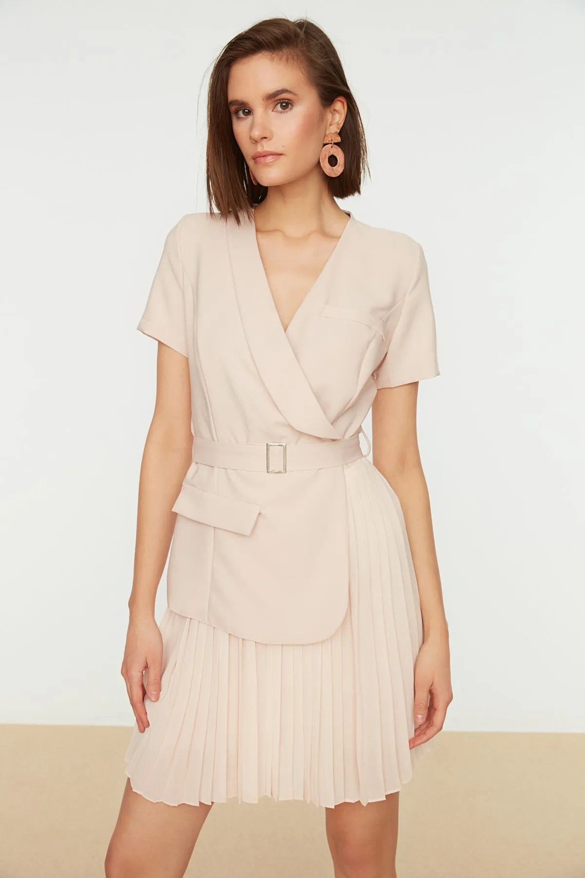 Trendyol Collection  Cremefarbenes, plissiertes Webkleid mit Gürtel TWOSS20EL0909