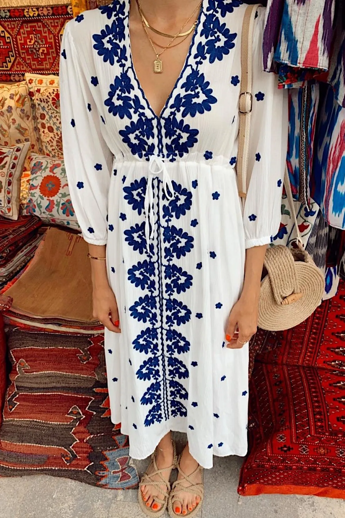 FEMELLE  Blaues, besticktes Kleid mit ethnischem Muster für Damen