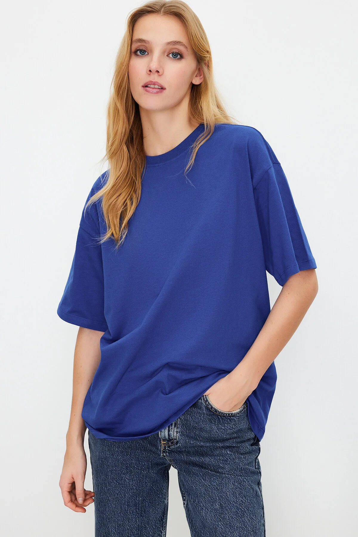 Trendyol Collection  Saks 100 % Baumwolle Premium Oversize/Wide Fit Rundhals-Strick-T-Shirt TWOSS23TS00040