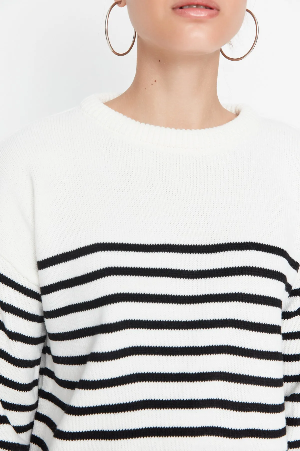 Trendyol Collection  Ecrufarbener, gestreifter Strickpullover mit weiter Passform TWOAW23KZ01031