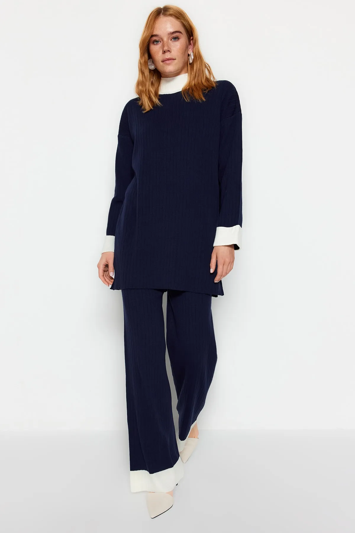 Trendyol Modest  Marineblaues Strickset mit Stehkragen und Farbblock-Muster, gerippter Pullover und Hose TCTAW22US0080