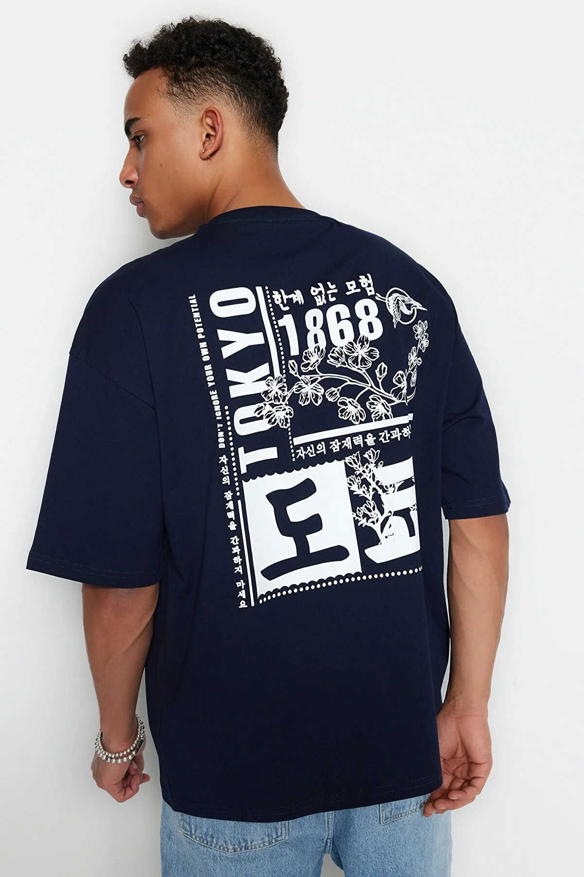 Trendyol Collection  Marineblaues, übergroßes/weites T-Shirt mit Fernost-Aufdruck aus 100 % Baumwolle TMNSS23TS00170