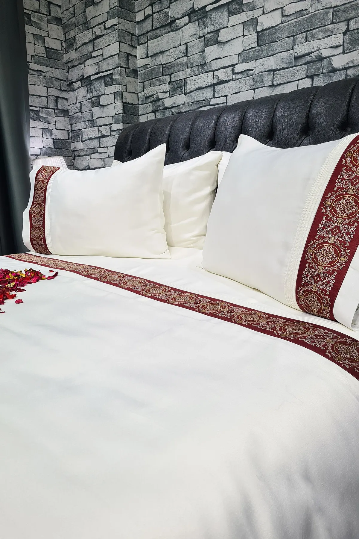 Çeyiz Diyarı  Hünkar Bettbezug-Set aus geripptem Baumwollsatin, cremefarben, weinrot