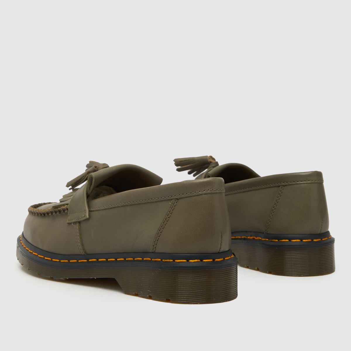 Dr Martens – Adrian – Khakifärgade loafers med gula sömmar