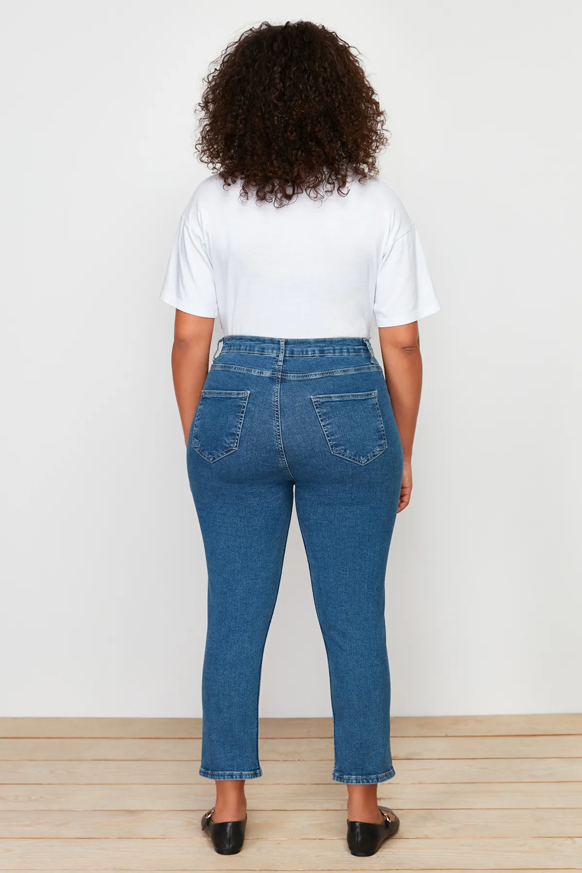Trendyol Curve  Blaue, kurze, dehnbare Skinny-Denim-Jeans TBSSS24CJ00032