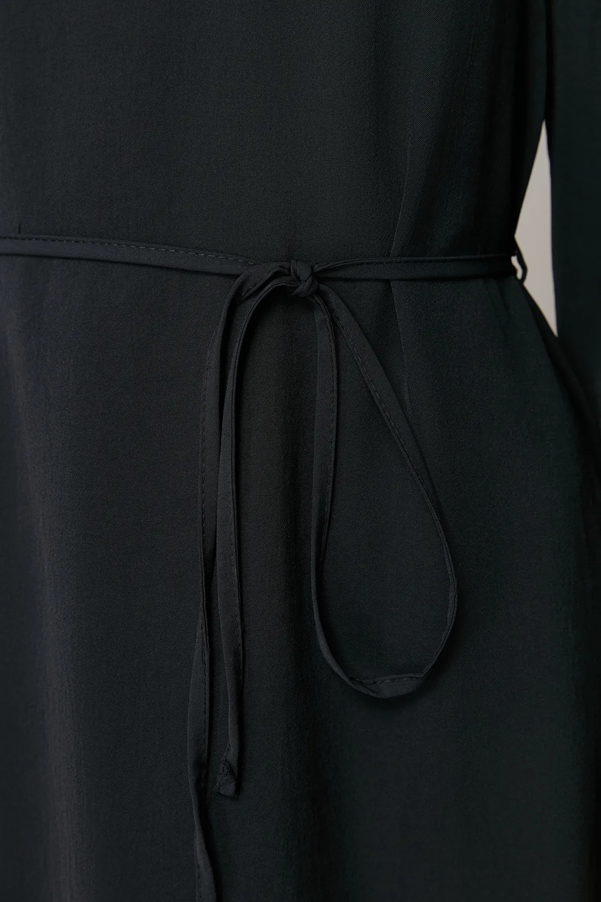 Trendyol Collection  Schwarzes, gerade geschnittenes Mini-Webkleid mit Rundhalsausschnitt und Gürtel TWOAW24EL00337