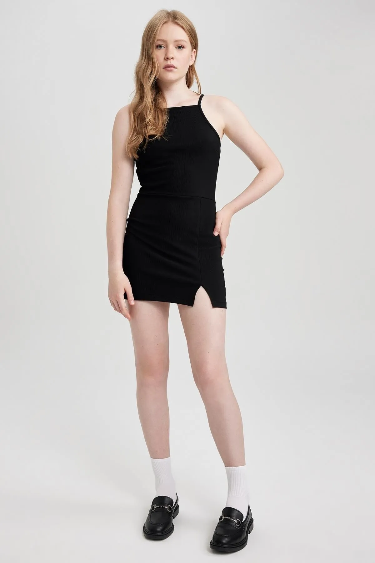 DeFacto  Schwarzes, figurbetontes Minikleid – Schlitzdetail, Träger A5177ax23sm