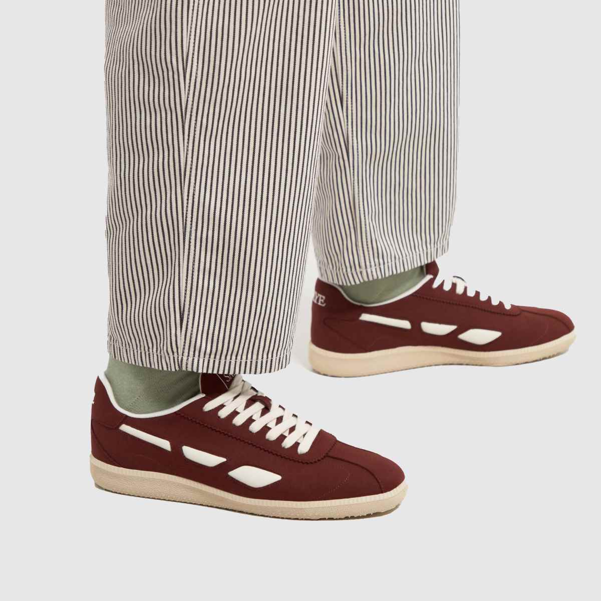 SAYE modell 70 sneakers i vinröd