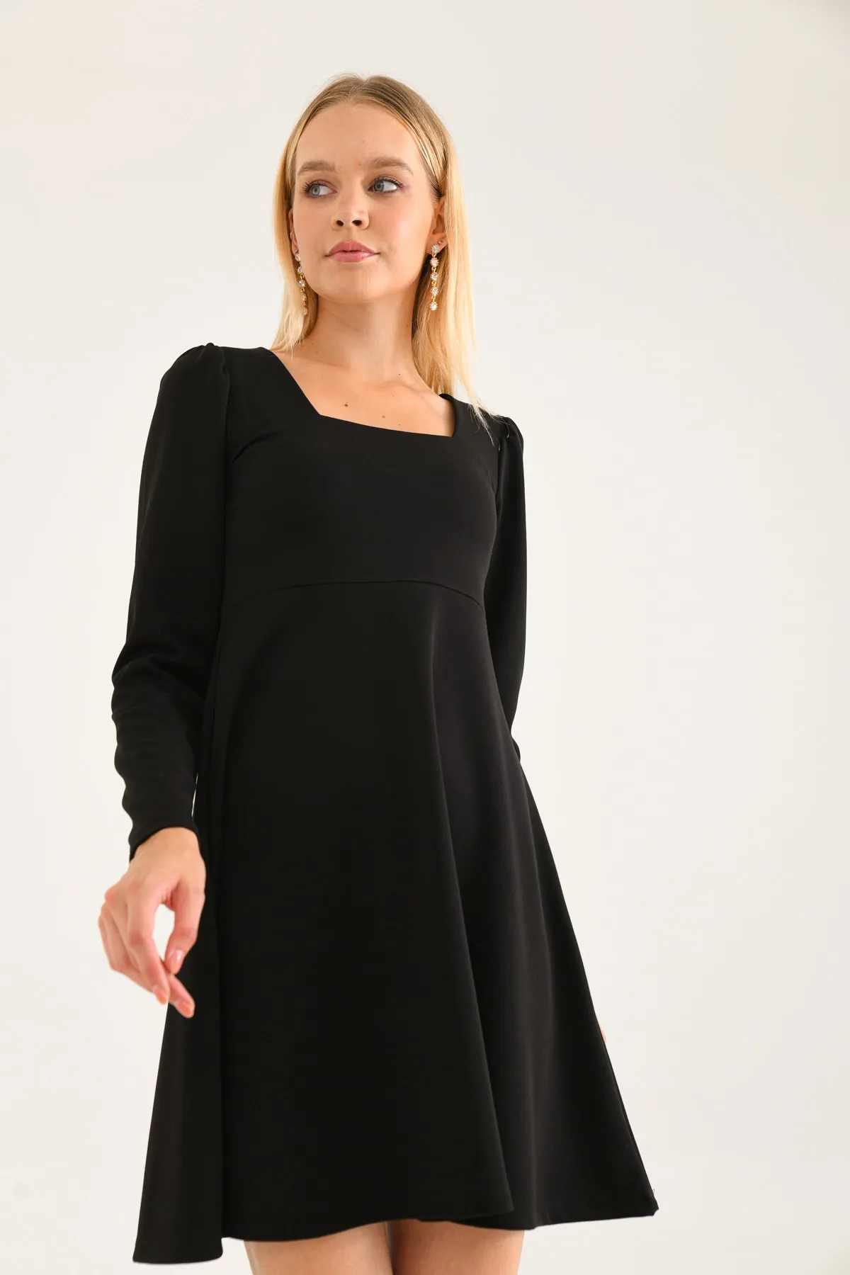 VOLT CLOTHİNG  Damen-Minikleid mit quadratischem Ausschnitt und langen Ärmeln