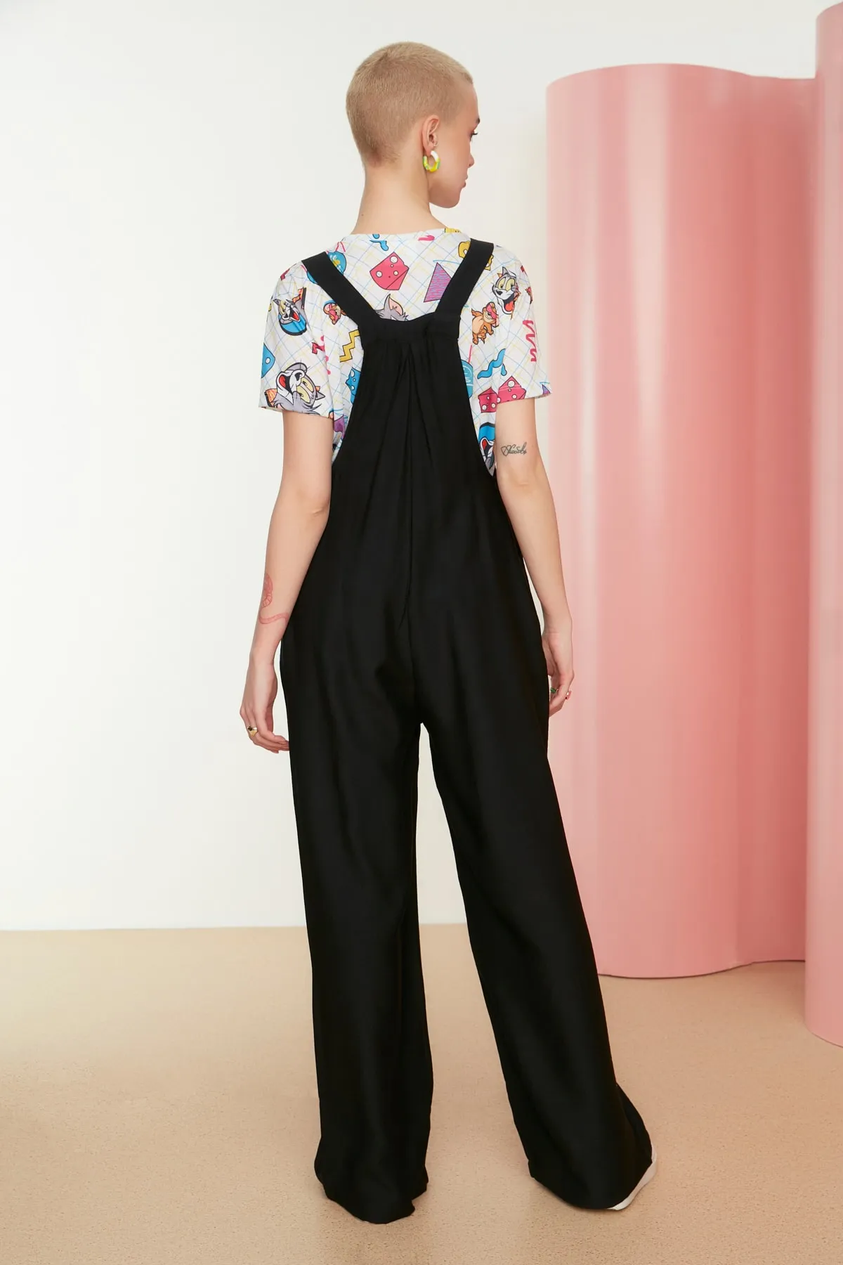 Trendyol Collection  Schwarzer Maxi-Gilet-Jumpsuit aus gewebtem Leinengemisch mit weitem Beinausschnitt TWOSS21TU0090