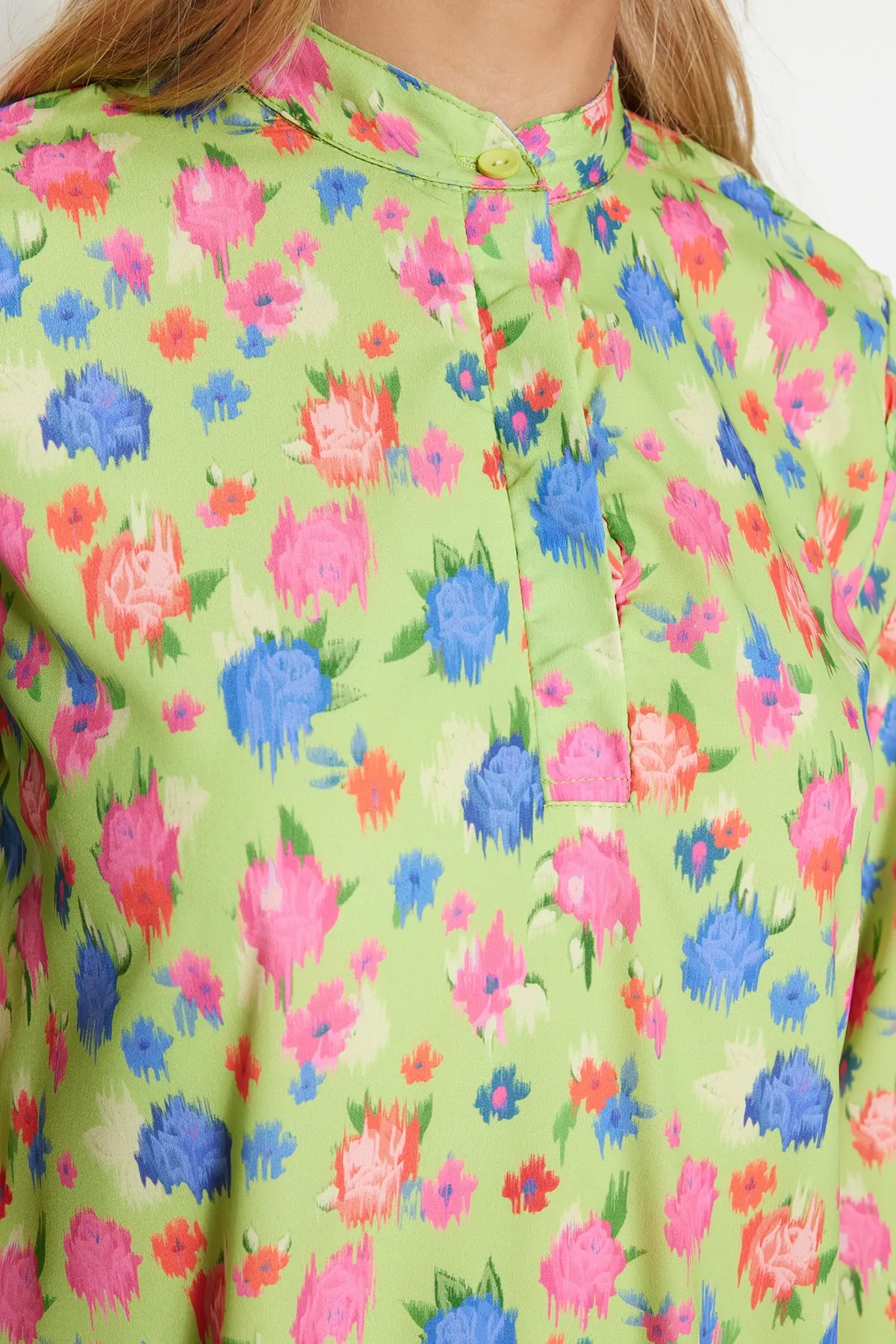 Trendyol Modest  Dunkelgrünes, gewebtes Kleid mit Blumenmuster, halber Knopfleiste und Rüschenfutter TCTSS21EL3353