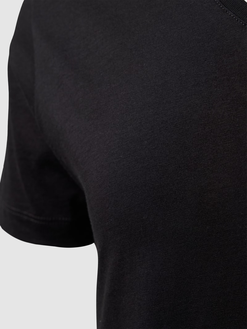 T-Shirt mit geripptem V-Ausschnitt in schwarz