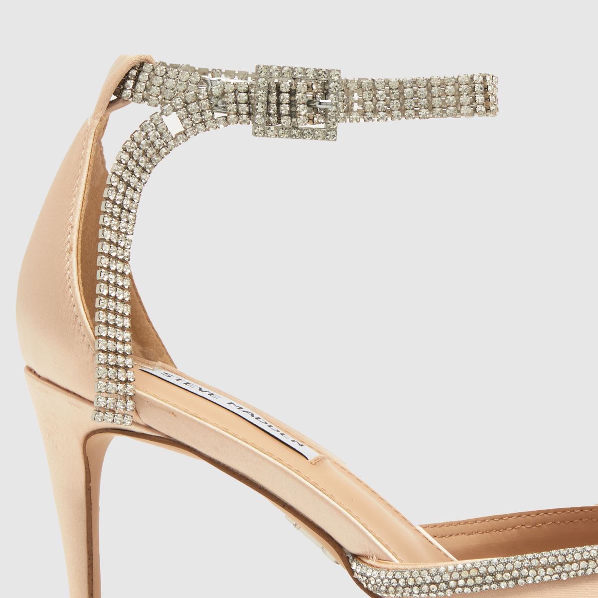 Steve Madden – Beige högklackade stilettklackar med livfulla detaljer