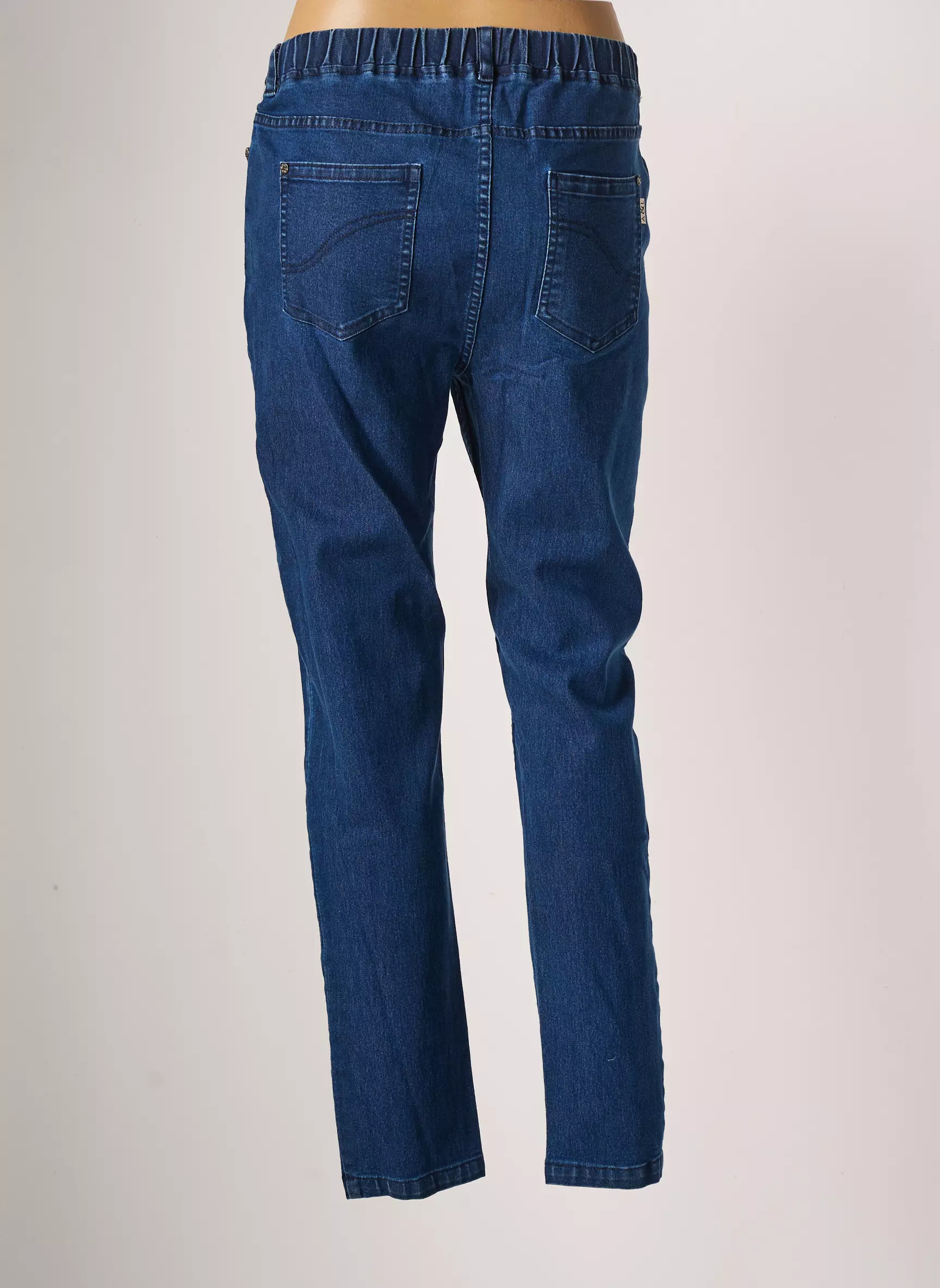 Agathe   Louise Jeggins Femme couleur bleu
