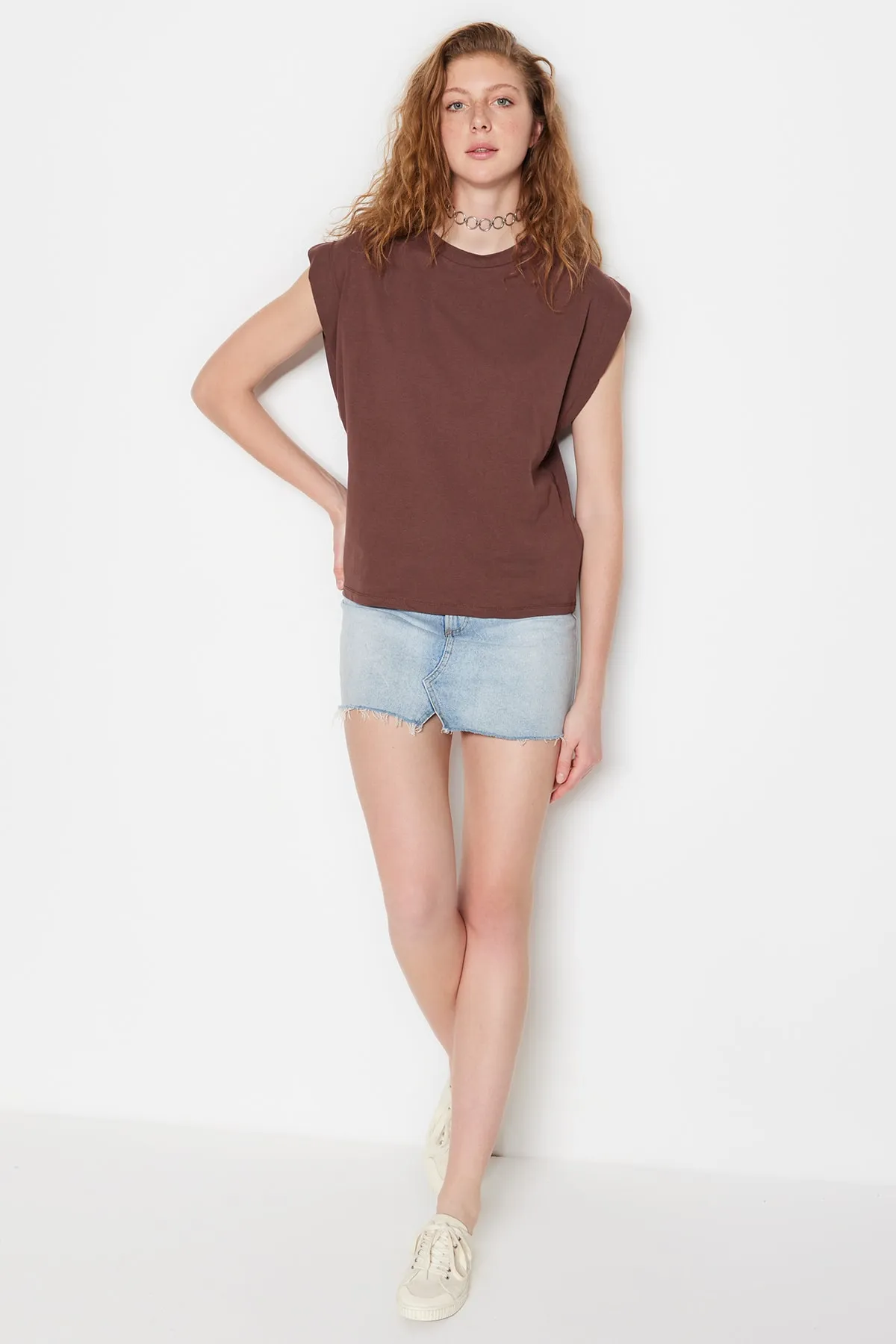 Trendyol Collection  Braunes Basic-Strick-T-Shirt mit Rundhalsausschnitt aus 100 % Baumwollwatte TWOSS20TS0021