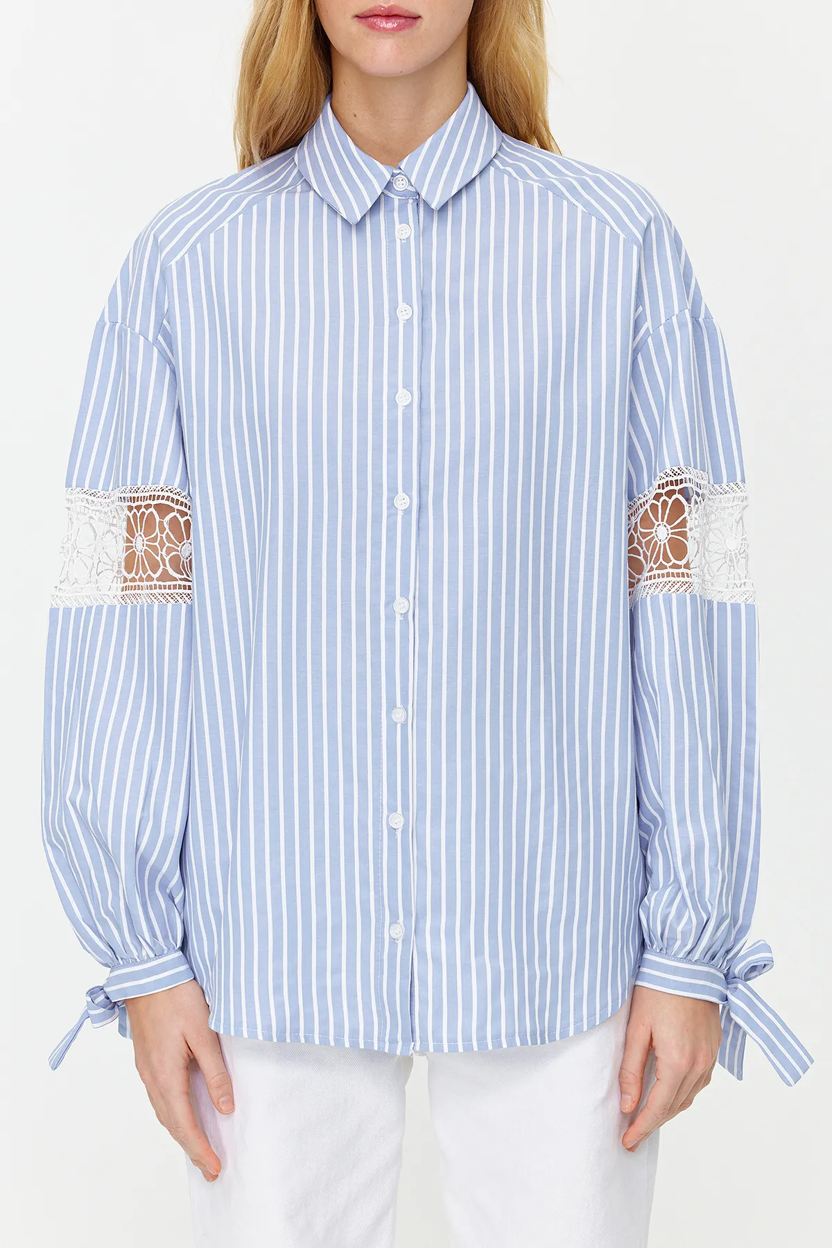 Trendyol Modest  Gestreiftes, gewebtes Hemd aus blauer Baumwollmischung mit Stickerei am Ärmel TCTSS24TG00015