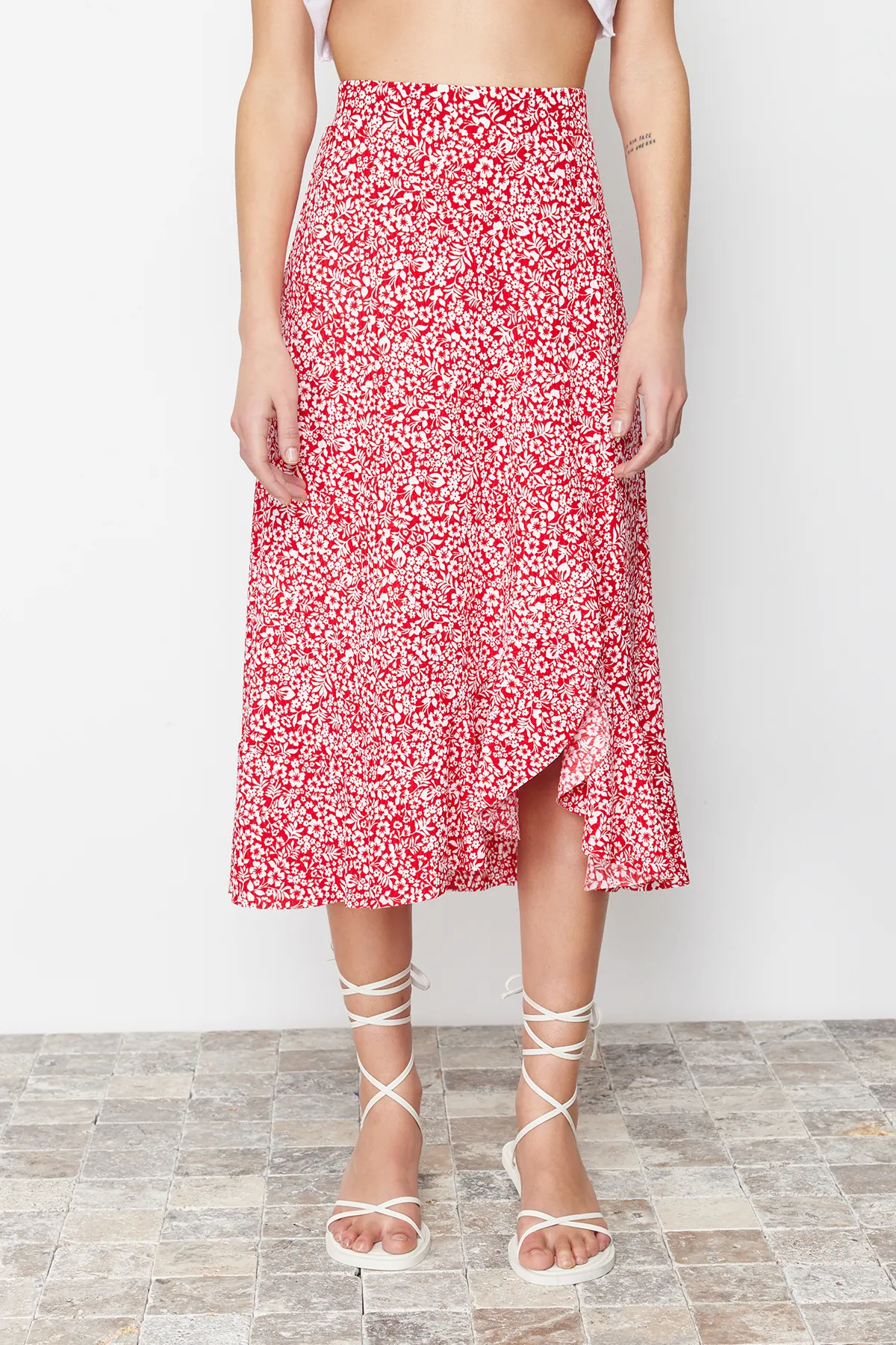 Trendyol Collection  Roter bedruckter String-Detail- und Volant-Stretch-Strickrock mit hoher Taille TWOSS21ET0029