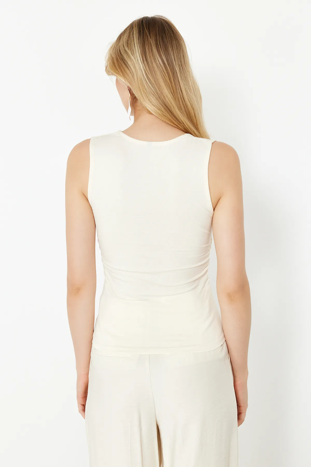 Trendyol Collection  Steinfarbene, schlichte Strickbluse mit quadratischem Ausschnitt, Riemchen und Raffung TWOSS24BZ00400