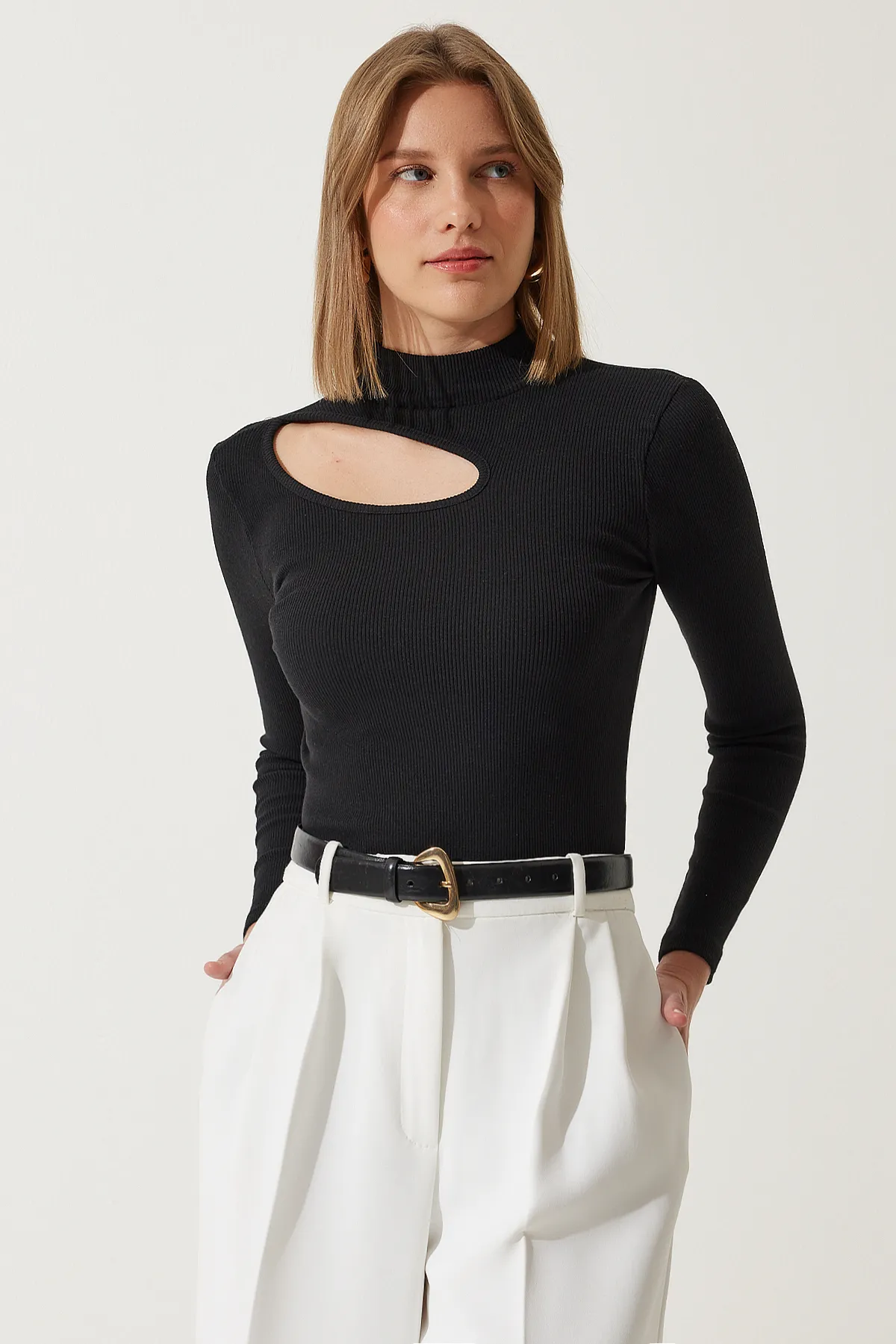 Happiness İstanbul  Schwarze gerippte Strickbluse mit Ausschnitten und Details für Damen GT00065
