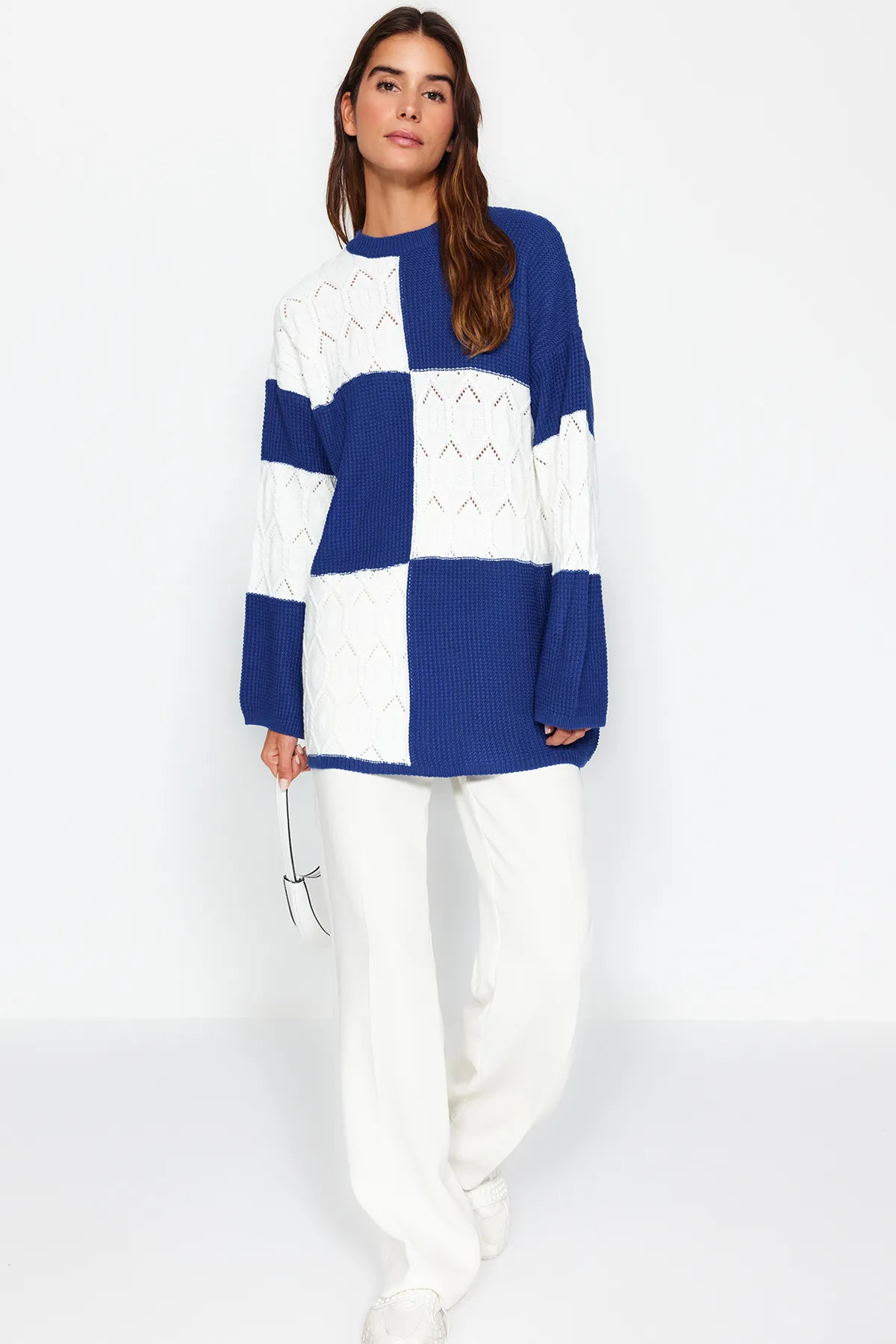 Trendyol Modest  Blauer durchbrochener/perforierter Farbblock-Strickpullover TCTAW24AK00055