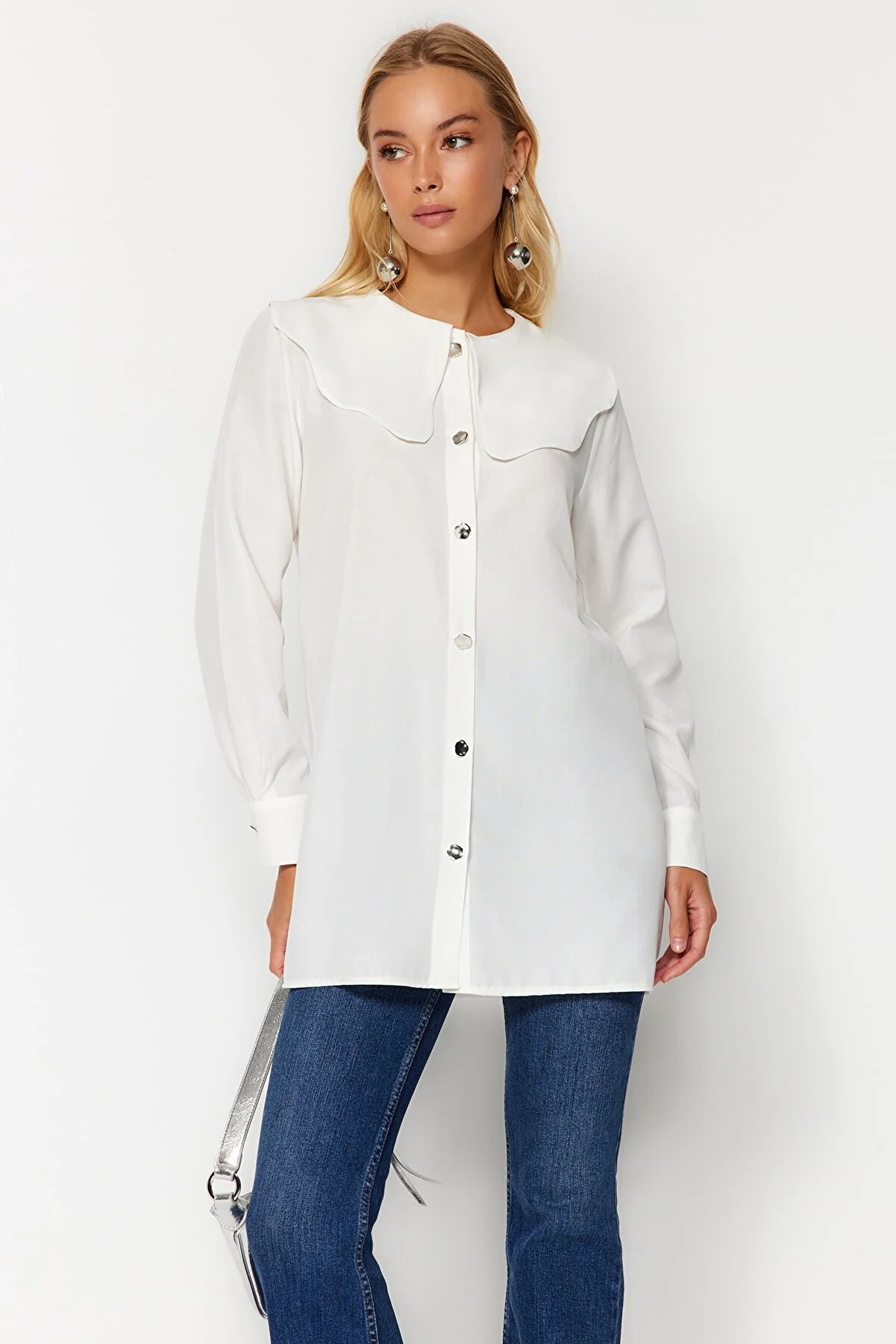 Trendyol Modest  Weißes Baumwollhemd mit Babykragen und silbernen Knöpfen TCTAW24TG00009