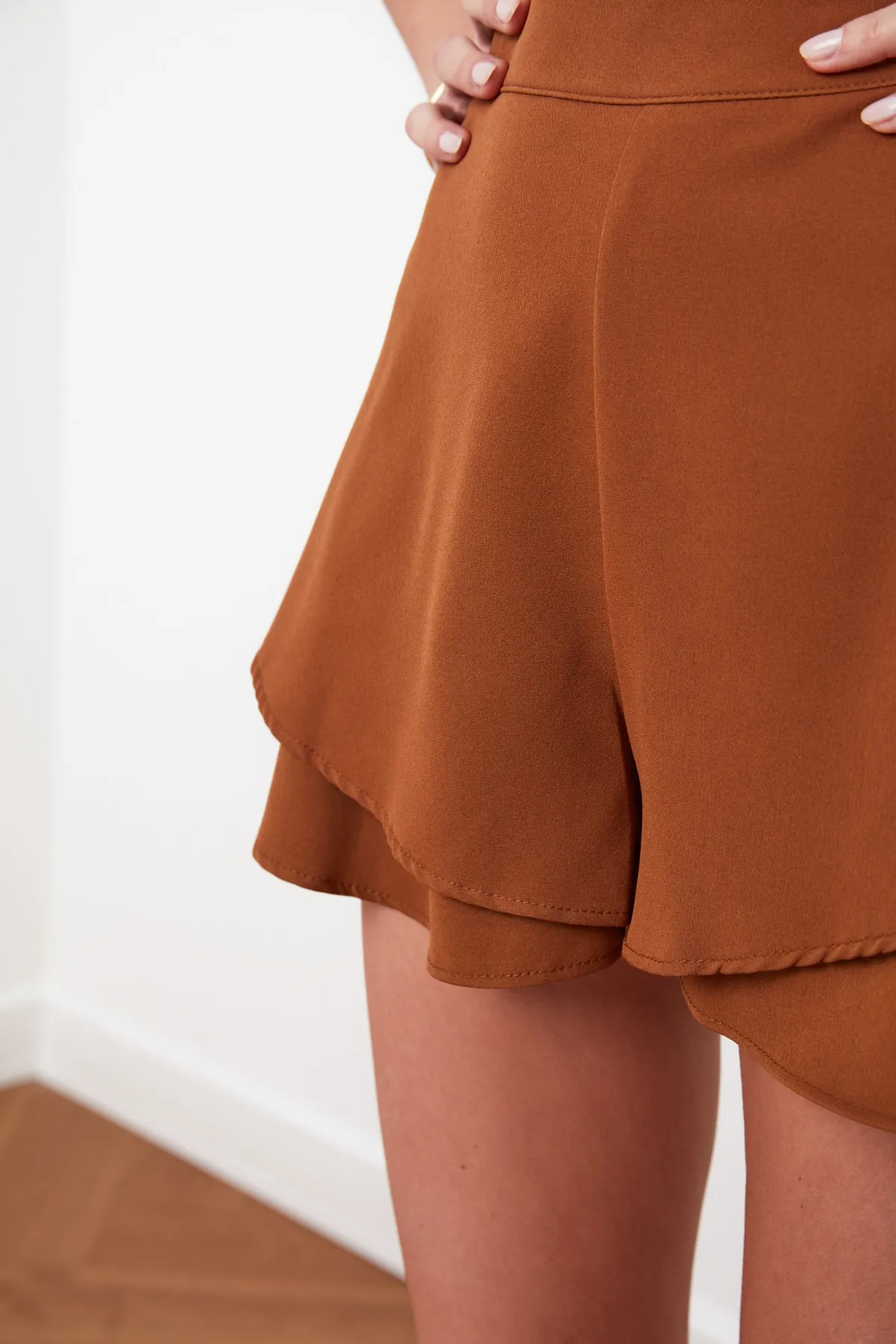 Trendyol Collection  Hellbraune Super Mini-Shorts aus Webstoff mit Volant TWOSS19BY0043