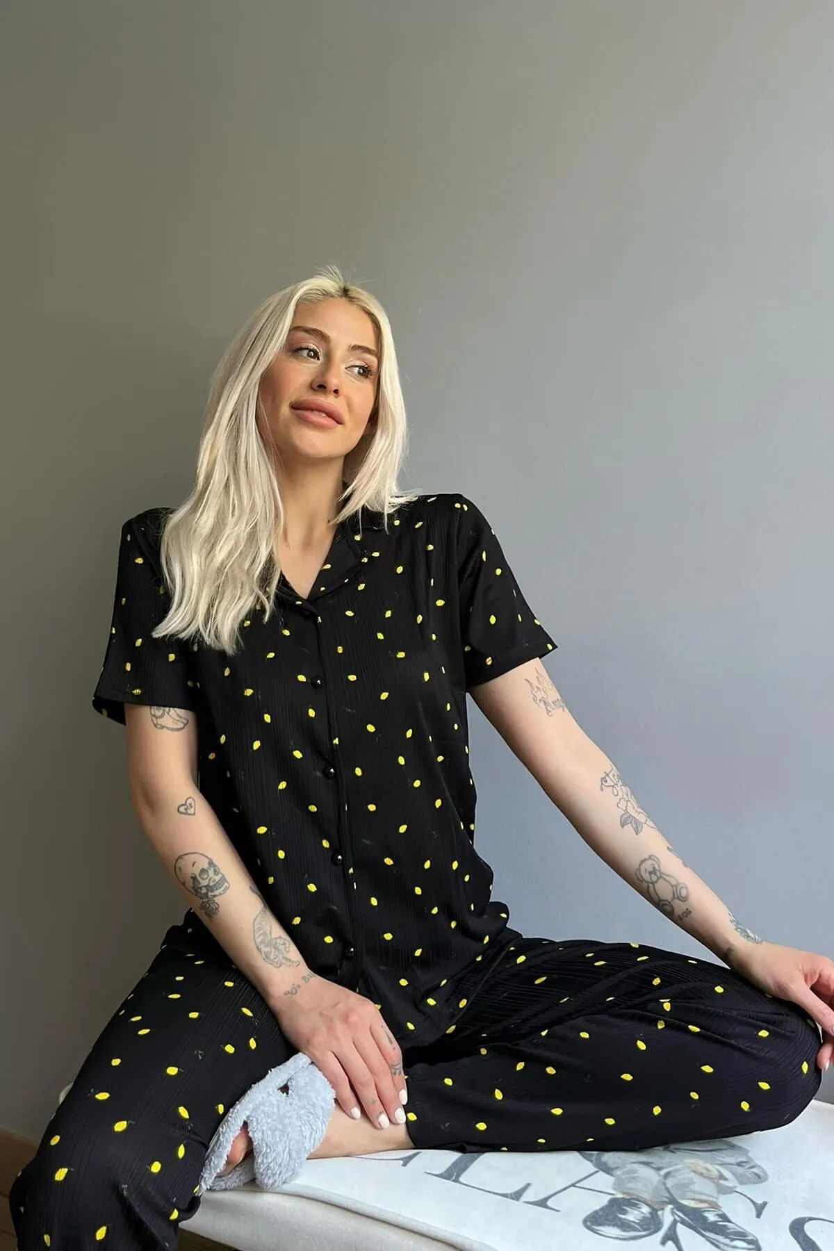 Pijamaevi  Kurzarm-Damenpyjama-Set mit Zitronenmuster und gestrickter Vorderseite mit Knöpfen
