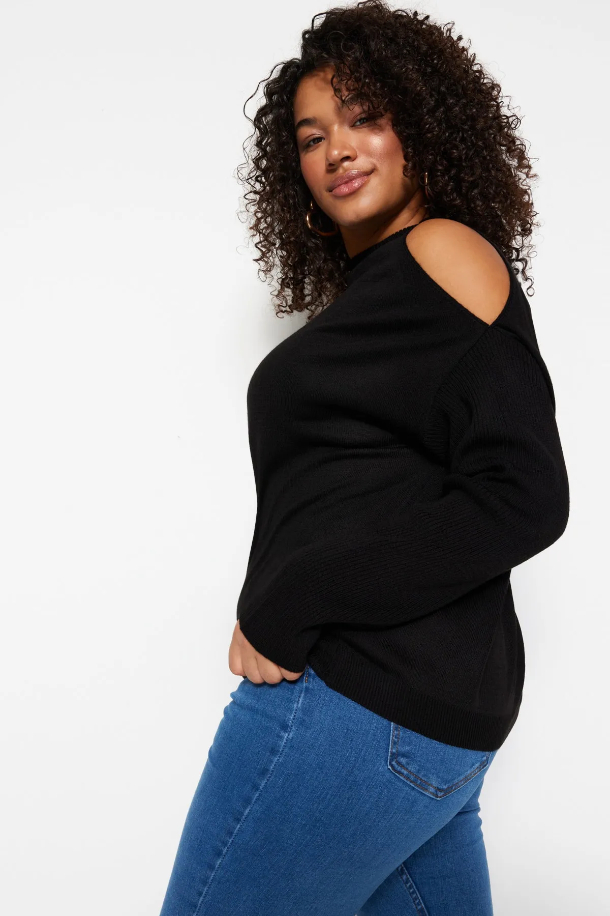 Trendyol Curve  Schwarzer, detaillierter Strickpullover mit Cut-Outs