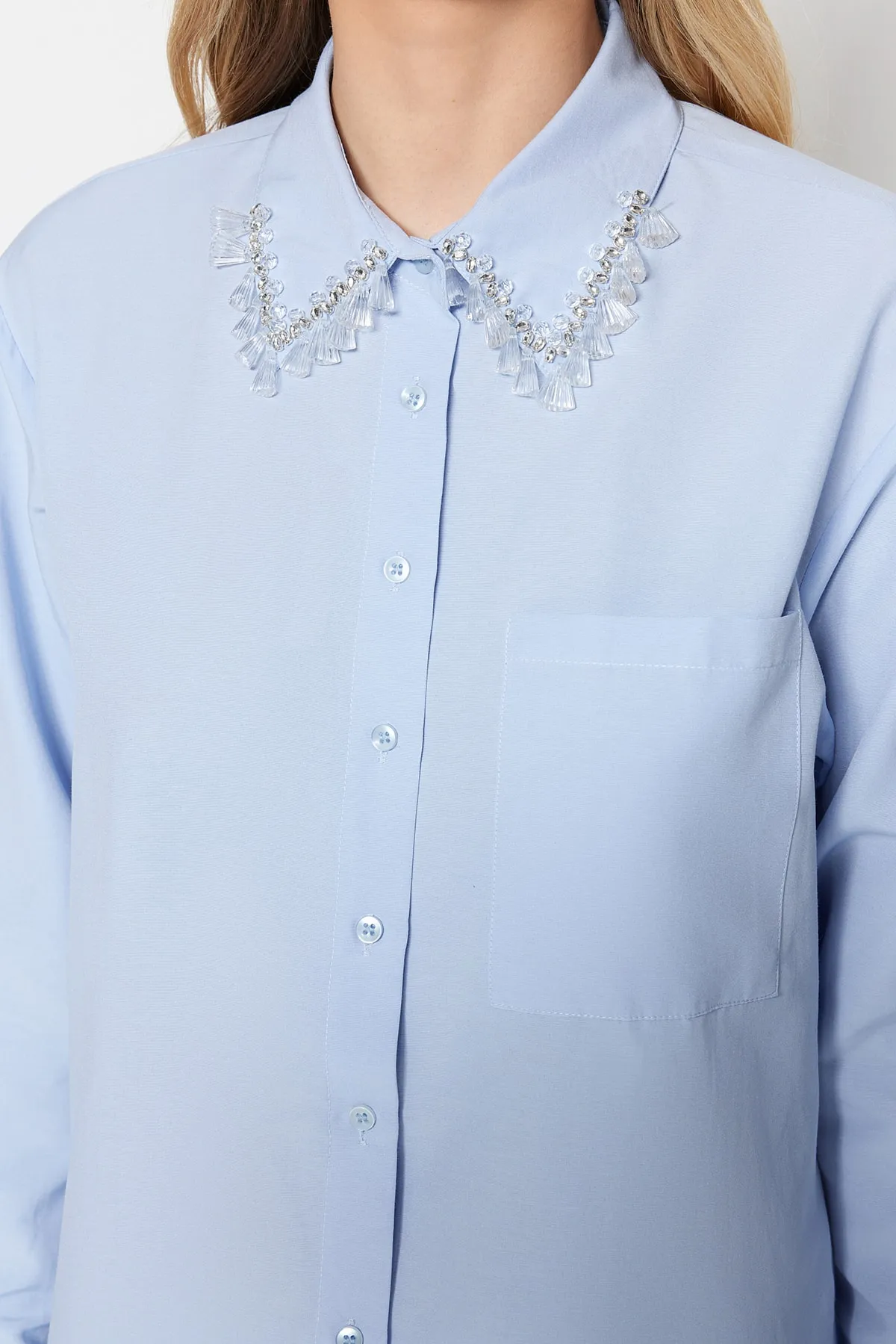 Trendyol Modest  Blaues Hemd aus gewebter Baumwolle mit Kragen und Accessoire-Details TCTSS23TG00014