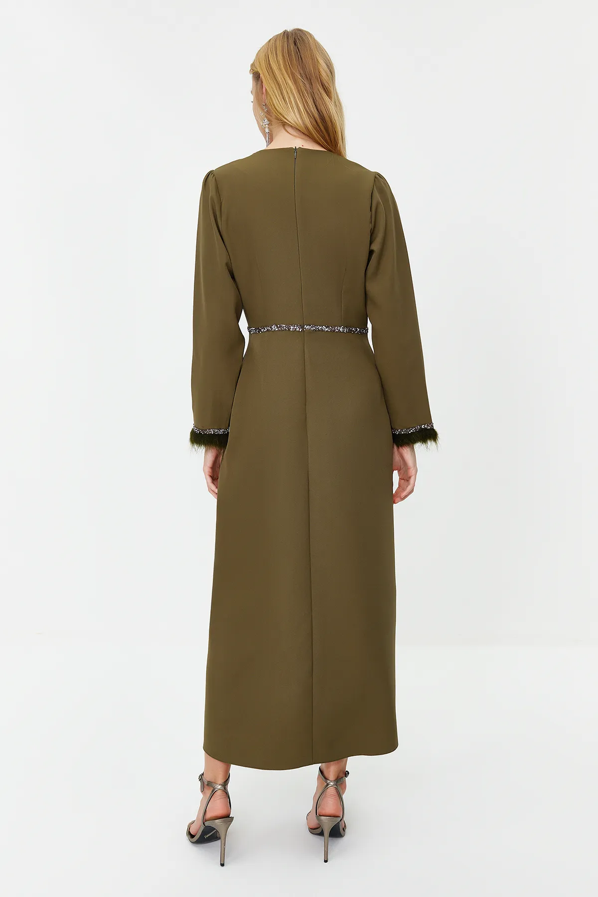 Trendyol Modest  Khakifarbenes Abendkleid mit Stein- und Manschettendetails TCTSS23DB00039