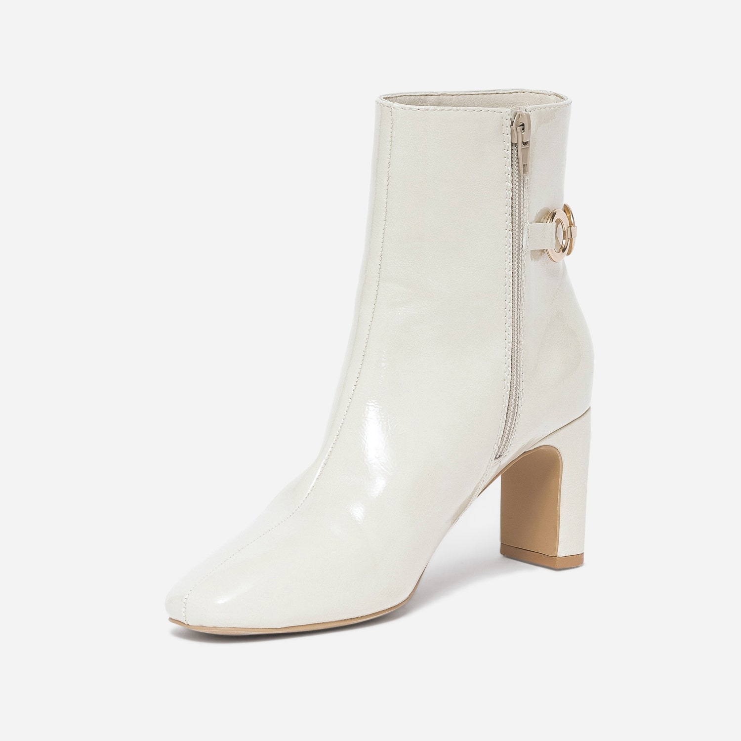 Boots blanc cassé verni avec chaîne-anneaux