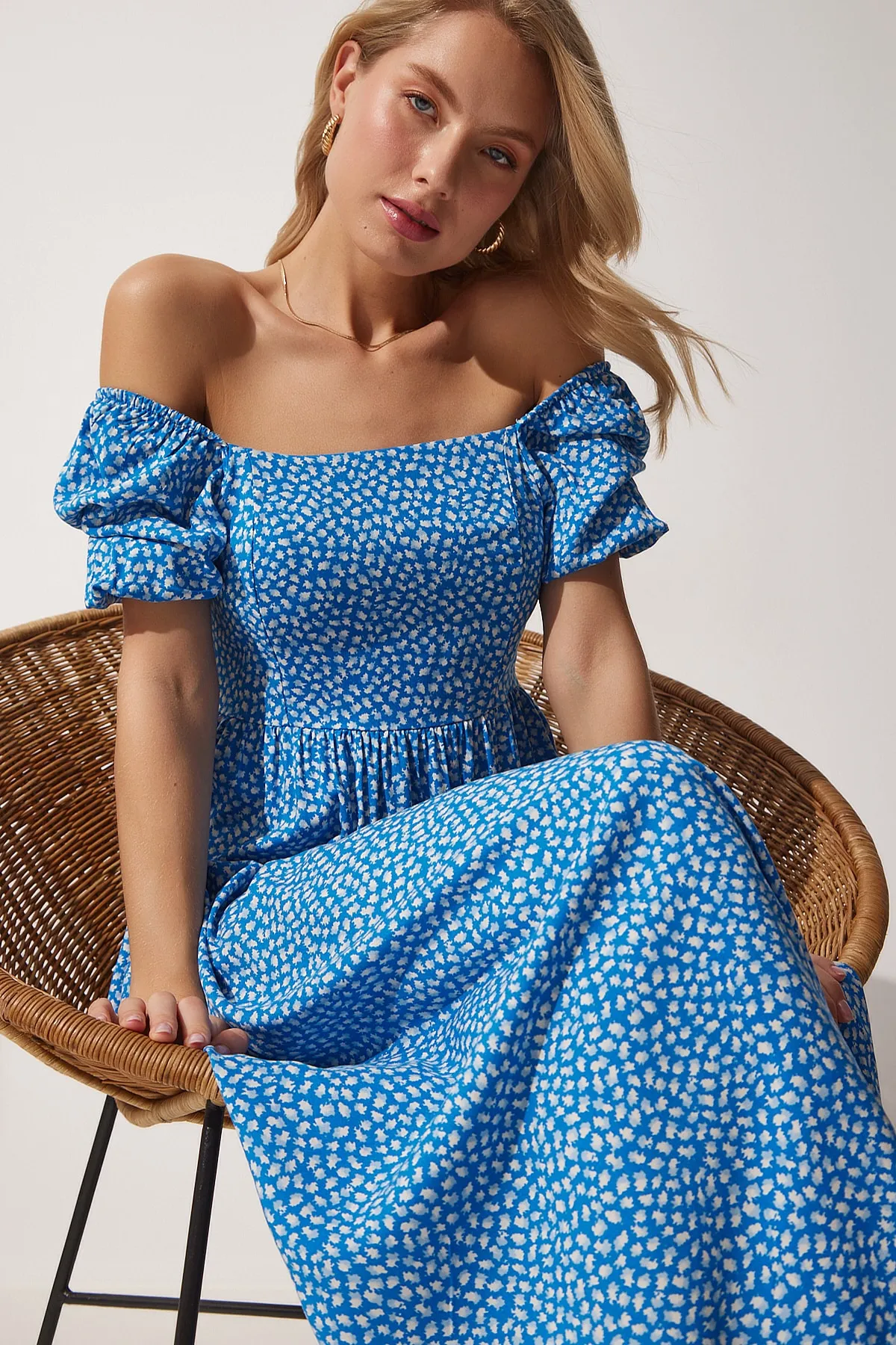 Happiness İstanbul  Blaues Damen-Sommerkleid mit Carmenkragen und Blumenmuster DK00151