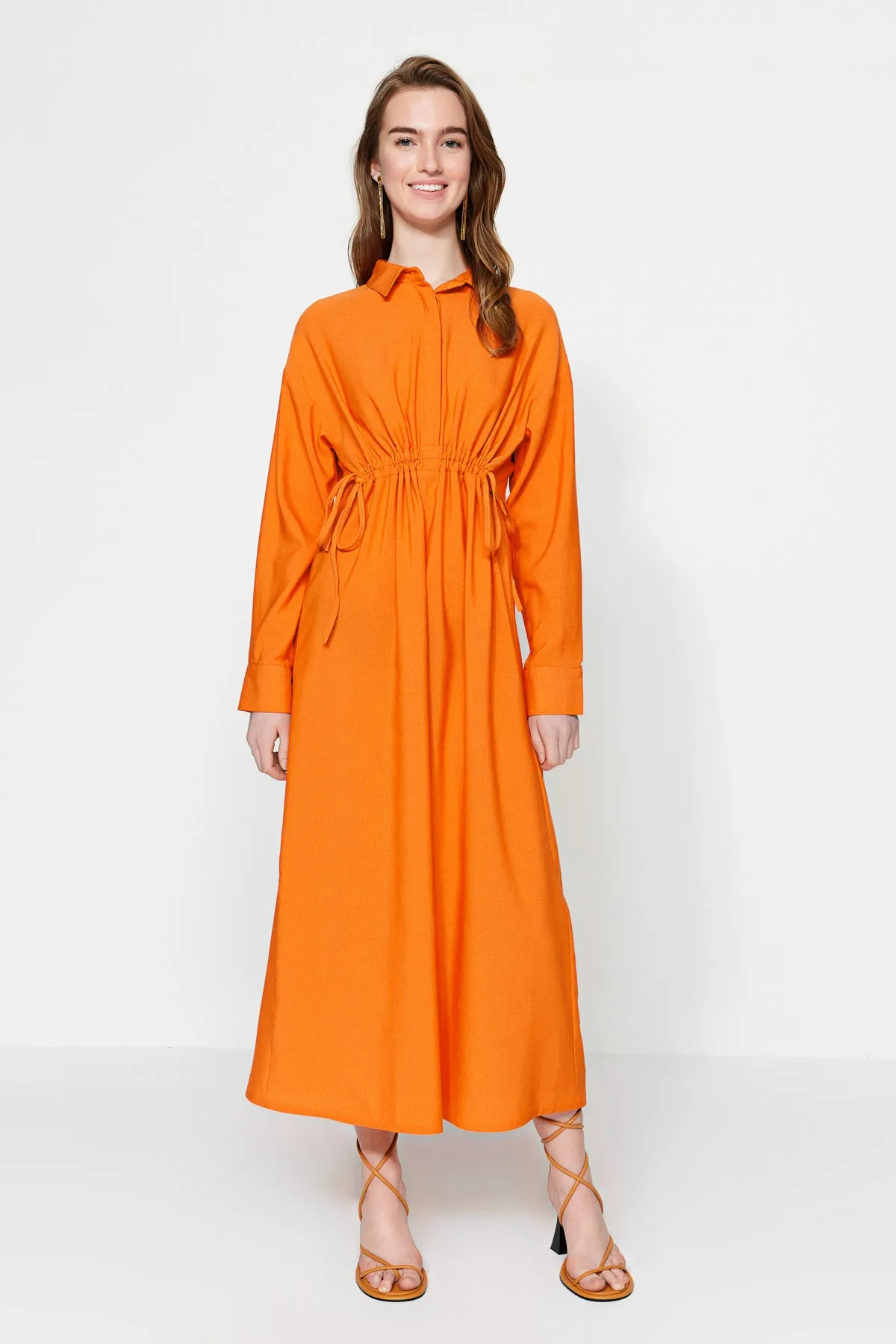 Trendyol Modest  Orangefarbenes Kleid aus Leinenmischung mit halber Knopfleiste und Raffung TCTSS23EB00274
