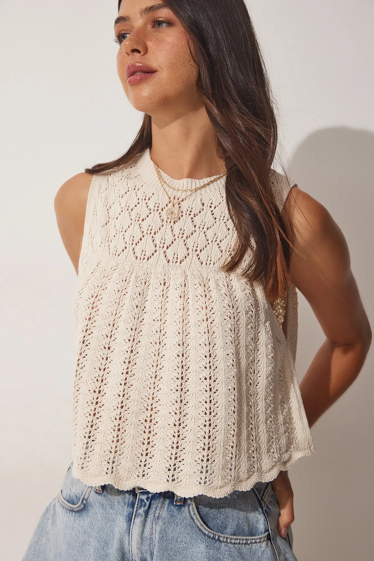 Happiness İstanbul  Cremefarbene, durchbrochene Strick-Crop-Strickbluse für Damen YY00149