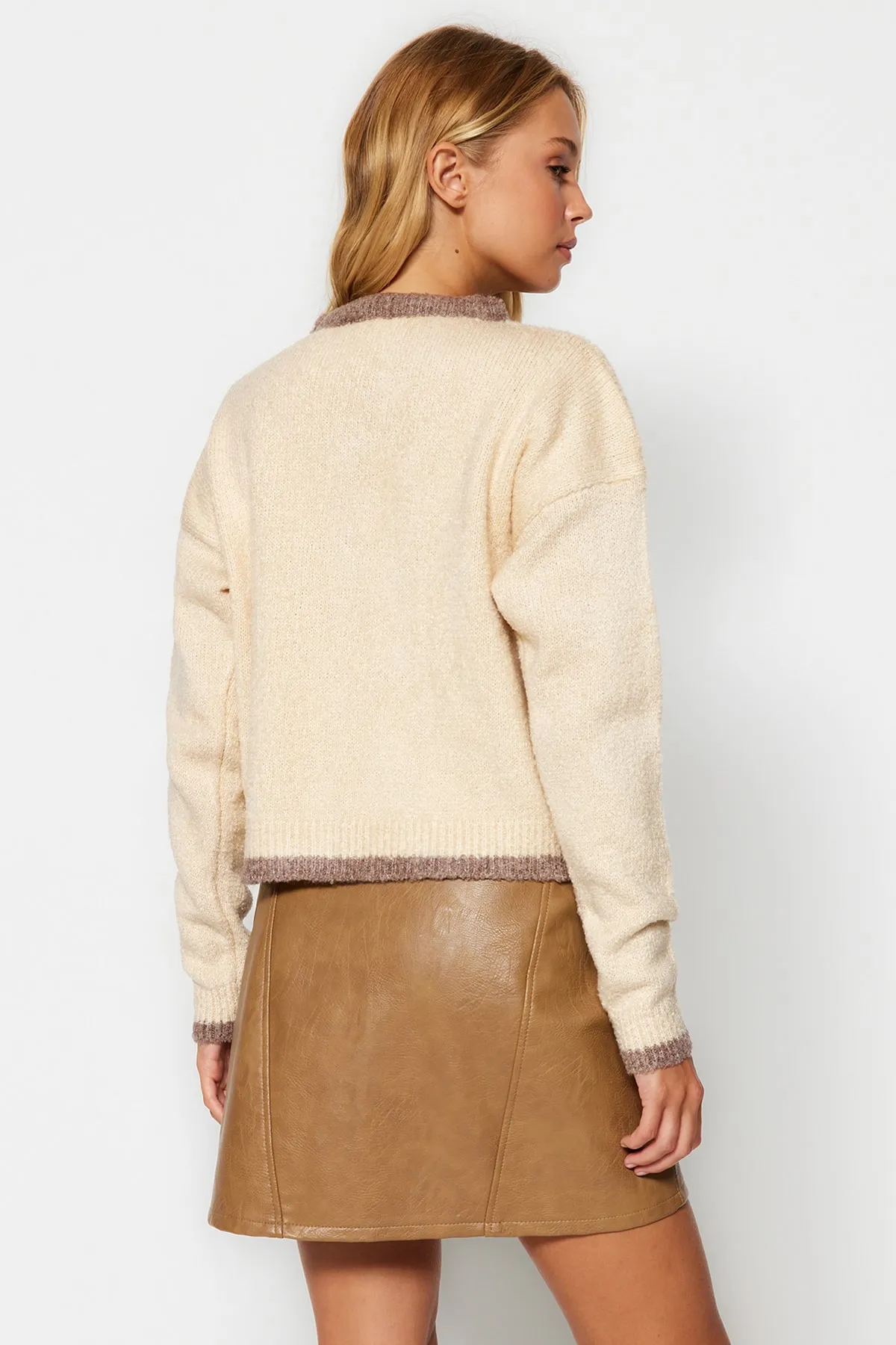 Trendyol Collection  Strickjacke aus Bouclégarn in Stein TWOAW24HI00317