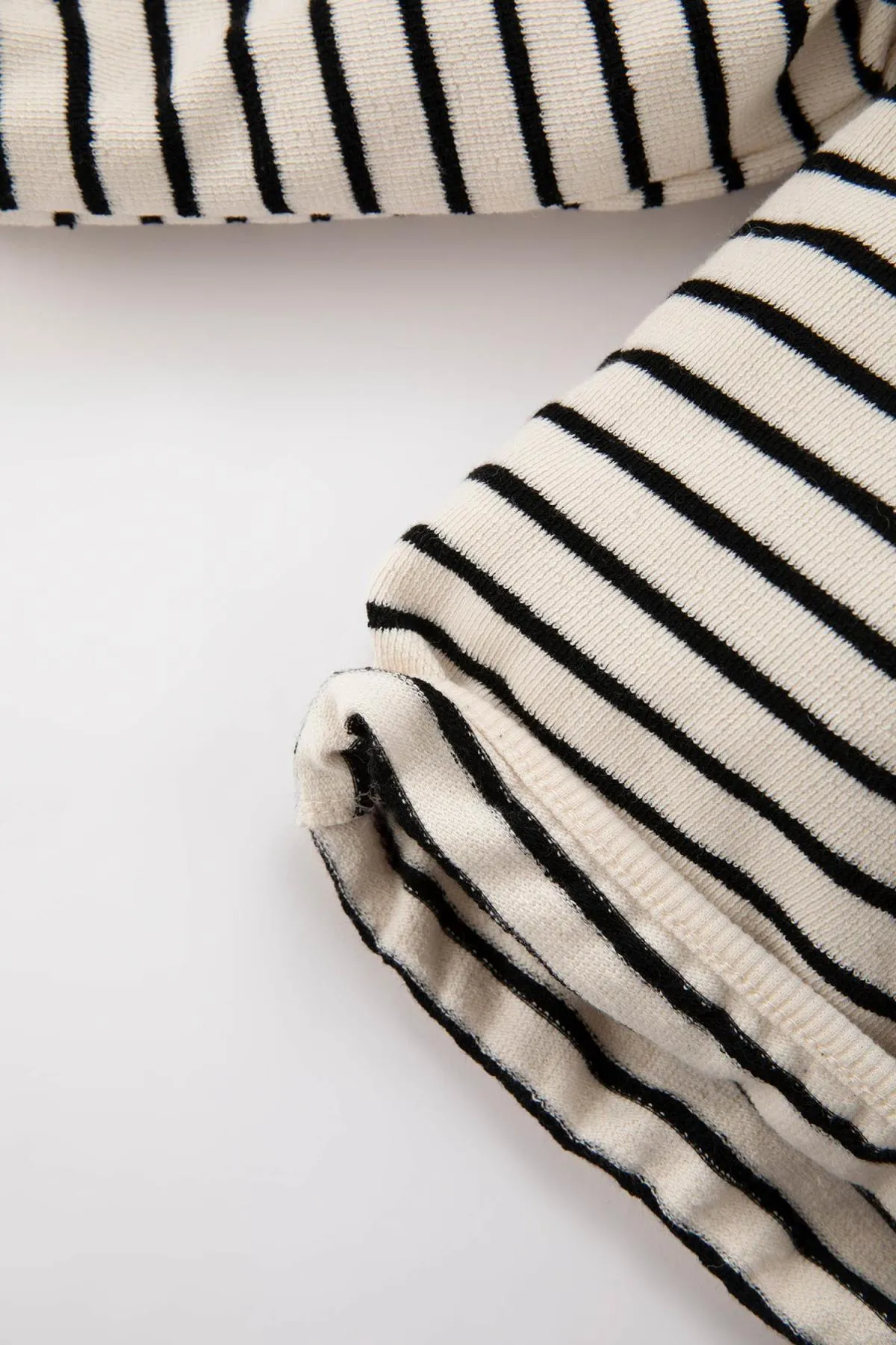 DeFacto  Gestreiftes Sweatshirt mit normaler Passform und Babykragen für Babys und Mädchen