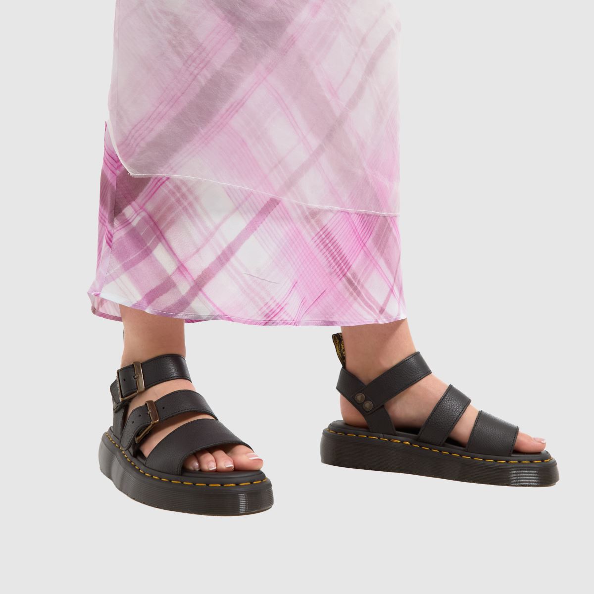 Dr Martens – Gryphon – Svarta sandaler med quad-motiv