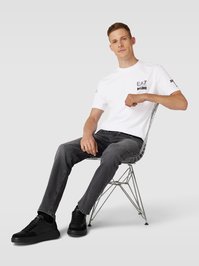 T-Shirt mit Label-Print in weiß