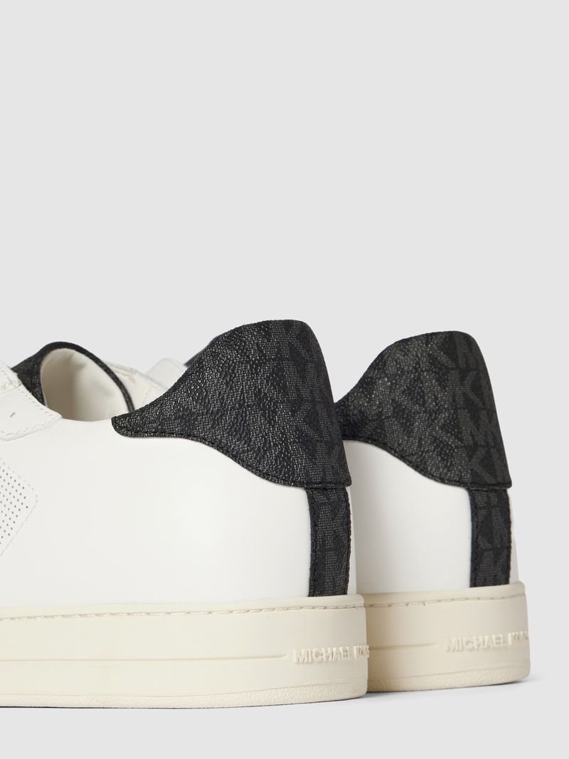 Sneaker mit Label-Details in weiß