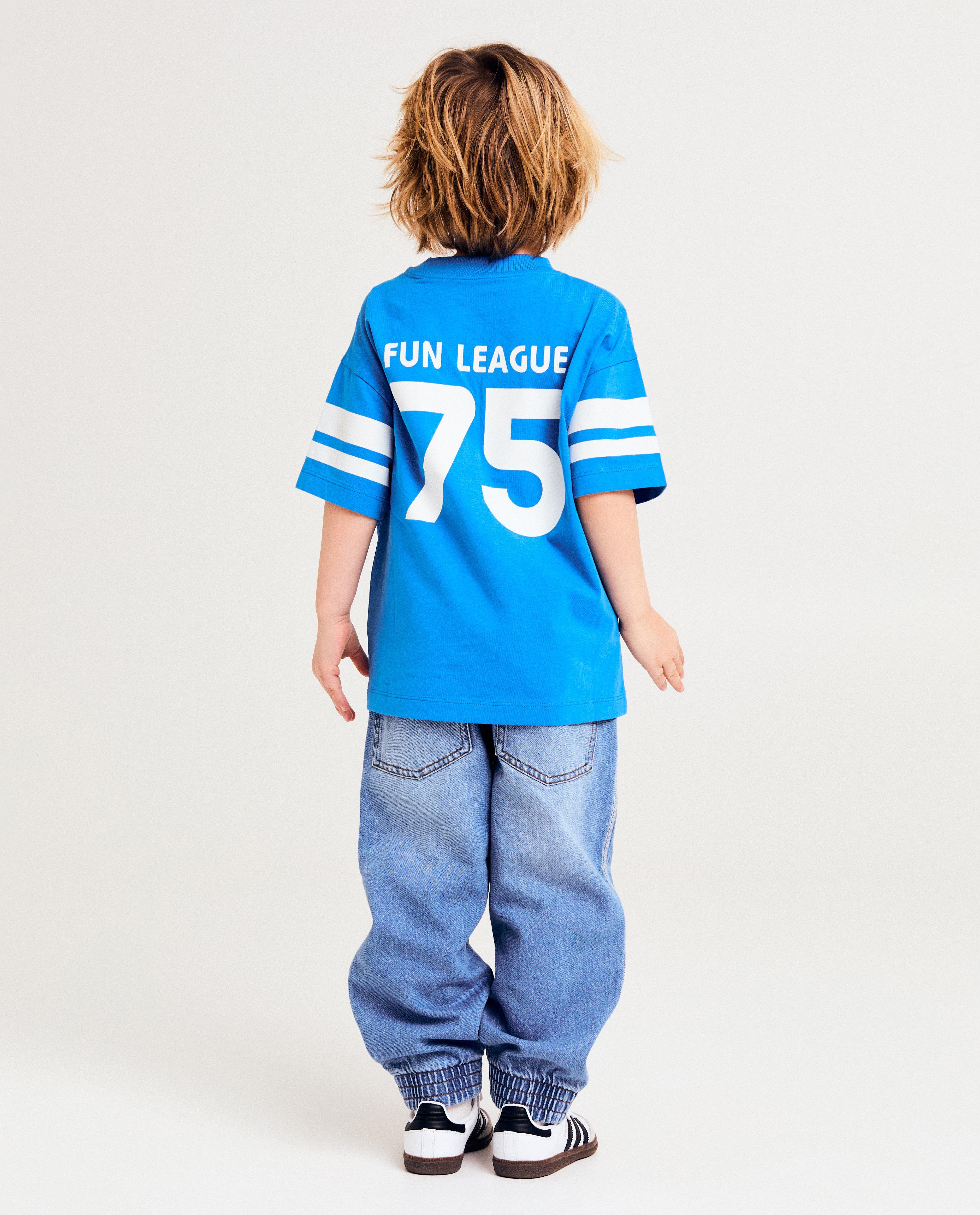 Tricou Kidz Nation cu imprimeu albastru strălucitor pe spate