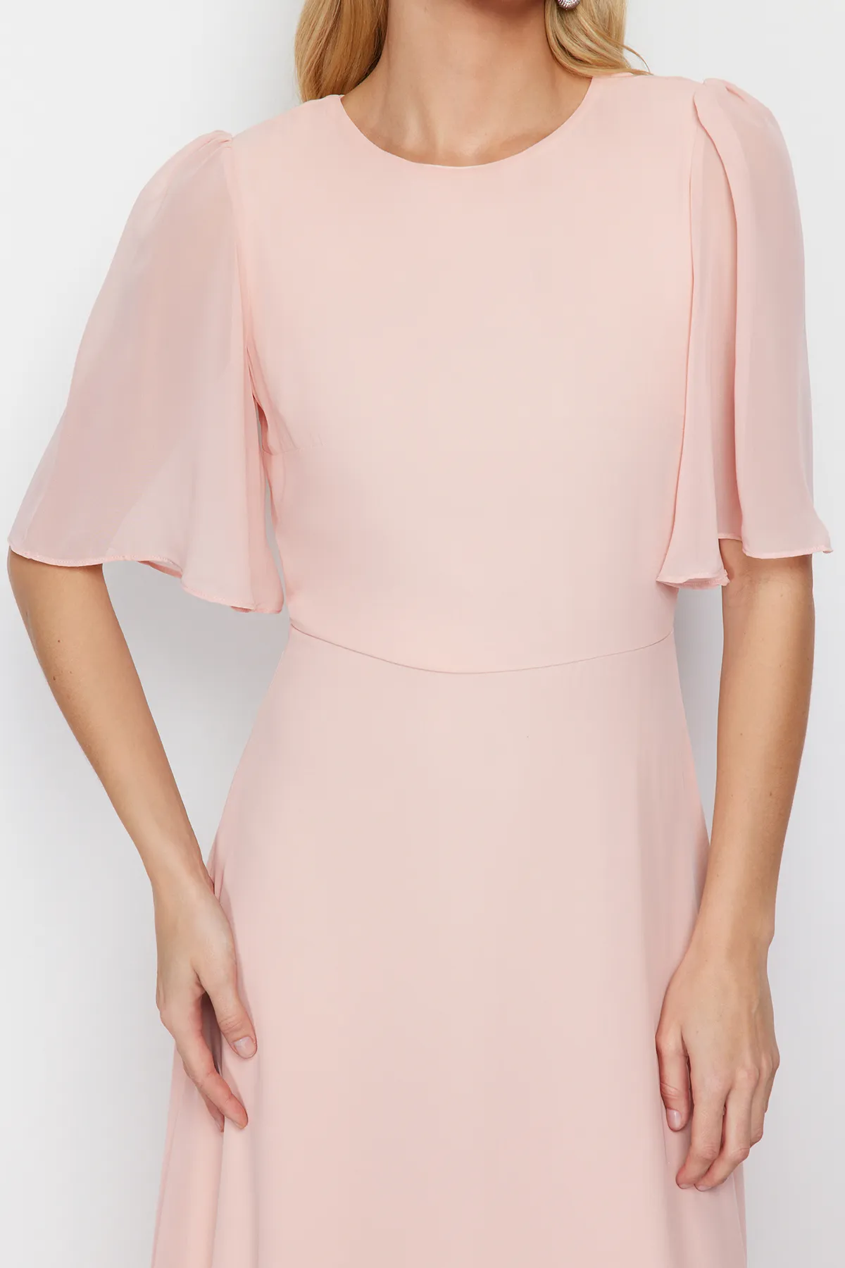 Trendyol Collection  Puderfarbenes, asymmetrisches Rock-Midikleid mit Chiffon-Futter und Webstoff TWOSS24EL00656
