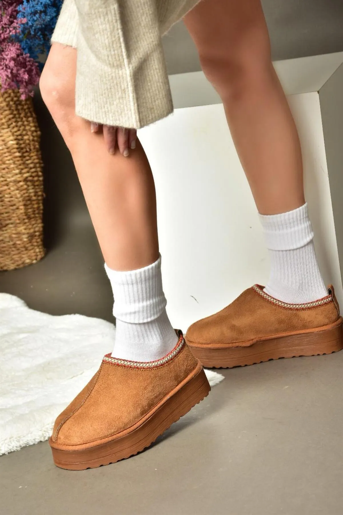 Fox Shoes  R612047302 Damen-Hausschuhe aus hellbraunem Wildleder mit pelziger Innenseite und dicker Sohle