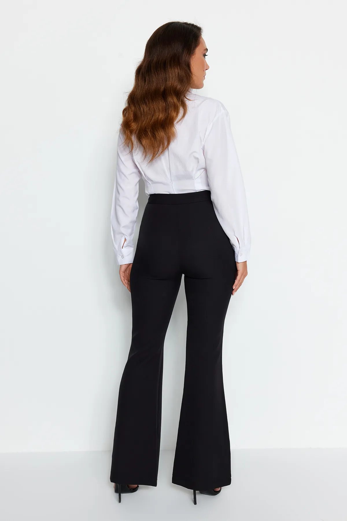 Trendyol Collection  Schwarze gewebte Hose mit ausgestelltem Bein und hoher Taille TWOAW20PL0094