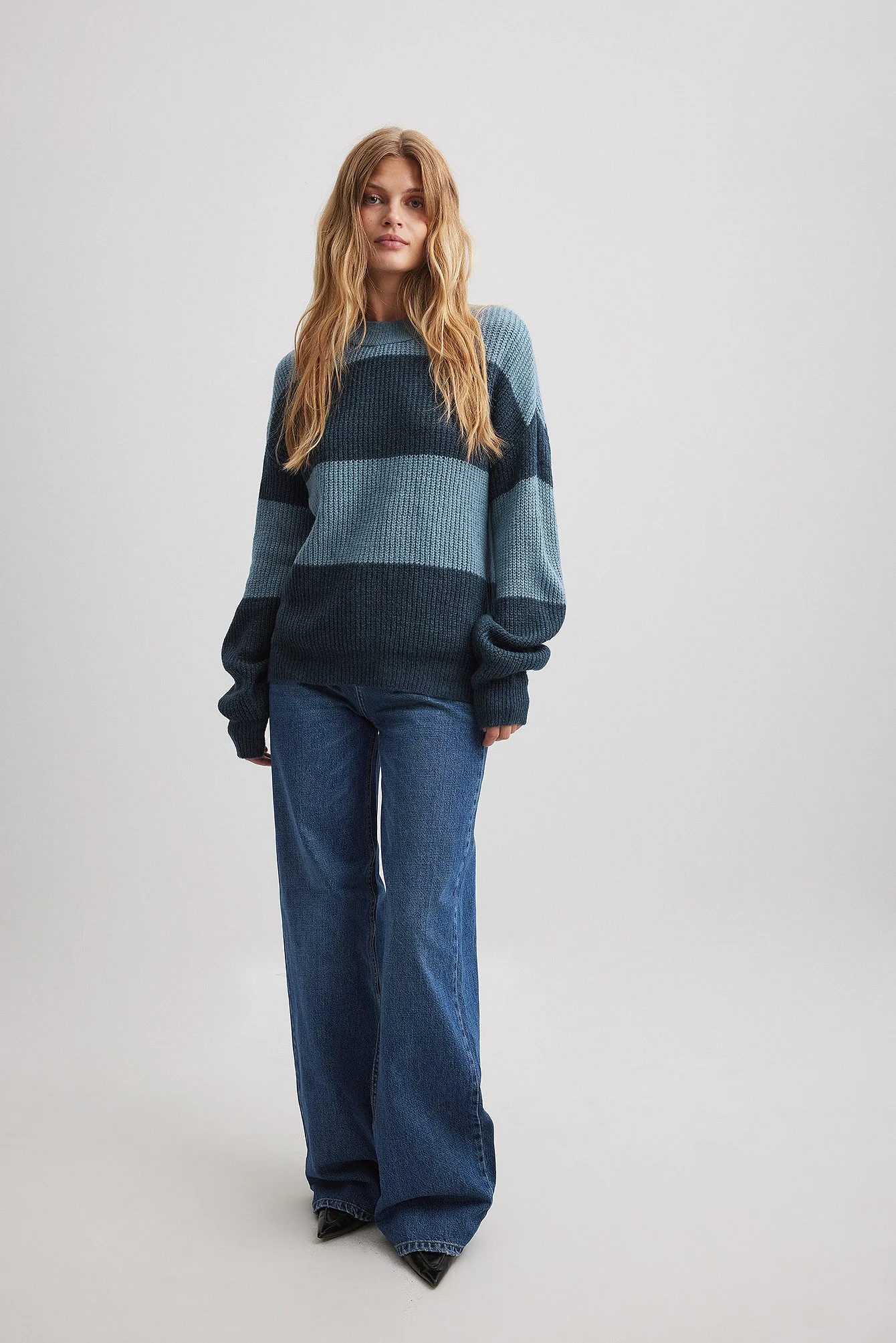 Gestrickter Pullover mit Farbstreifen