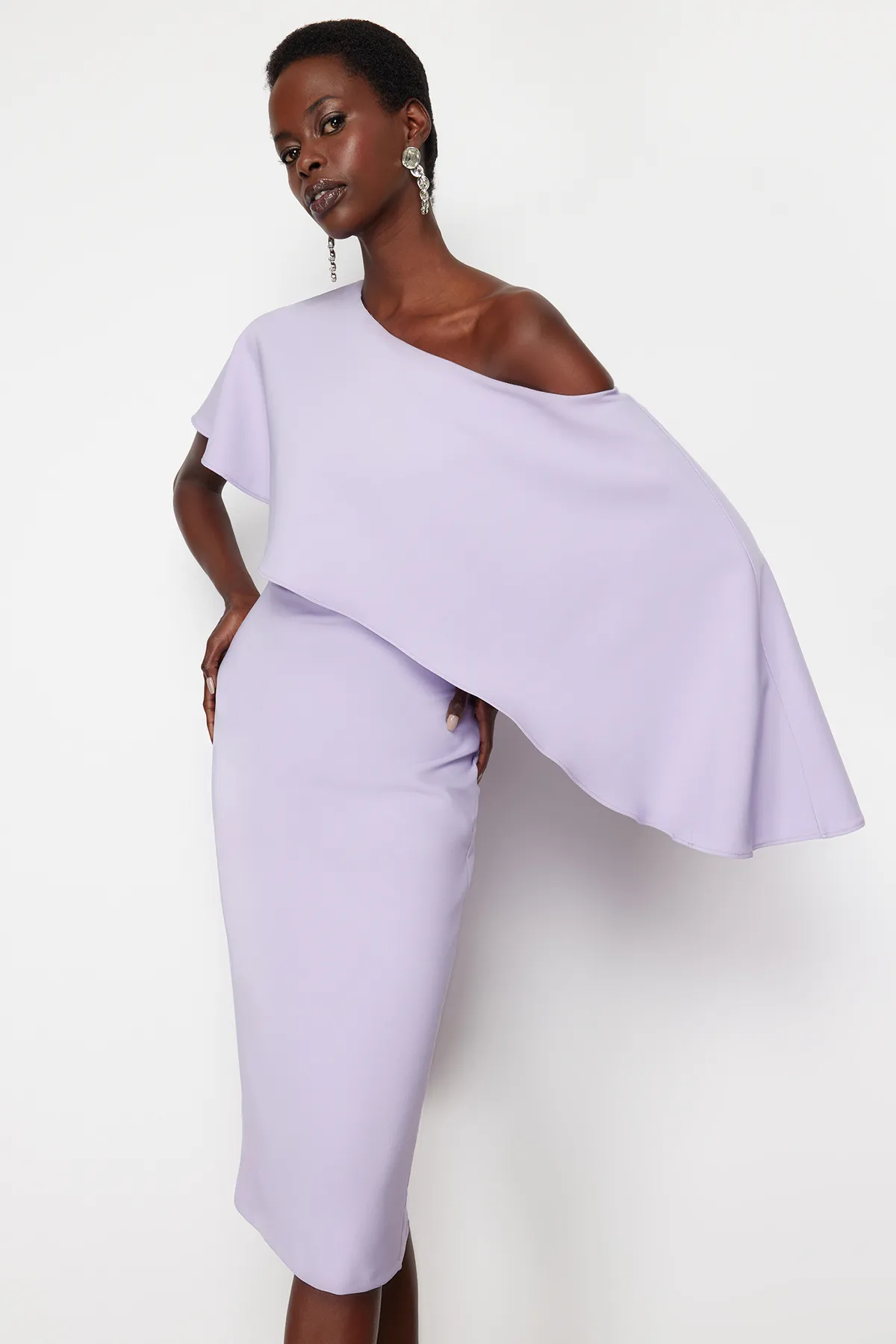 Trendyol Collection  Lilafarbenes, stilvolles Abendkleid mit einem Ärmel