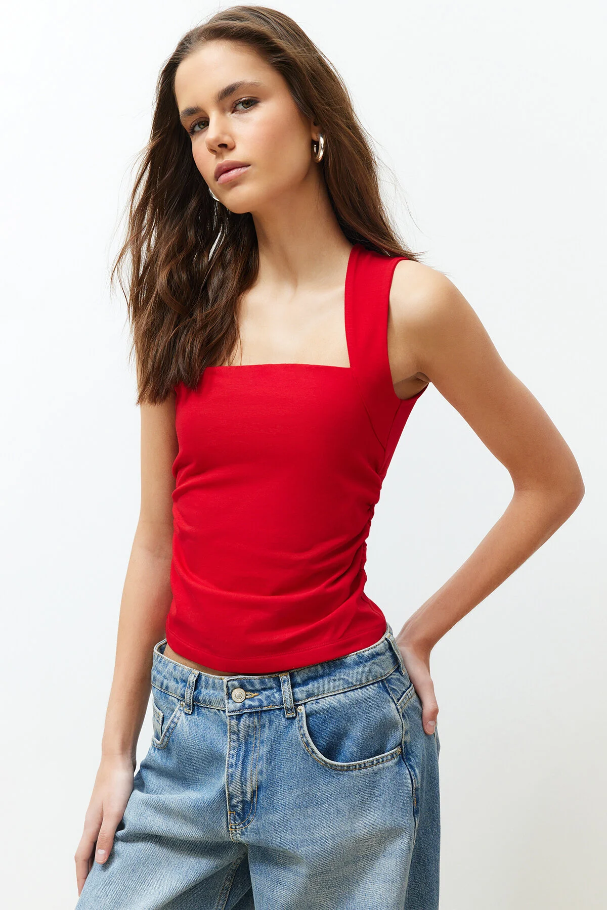 Trendyol Collection  Rote Strickbluse mit geradem, quadratischem Kragen, Riemchen und Raffung TWOSS24BZ00400
