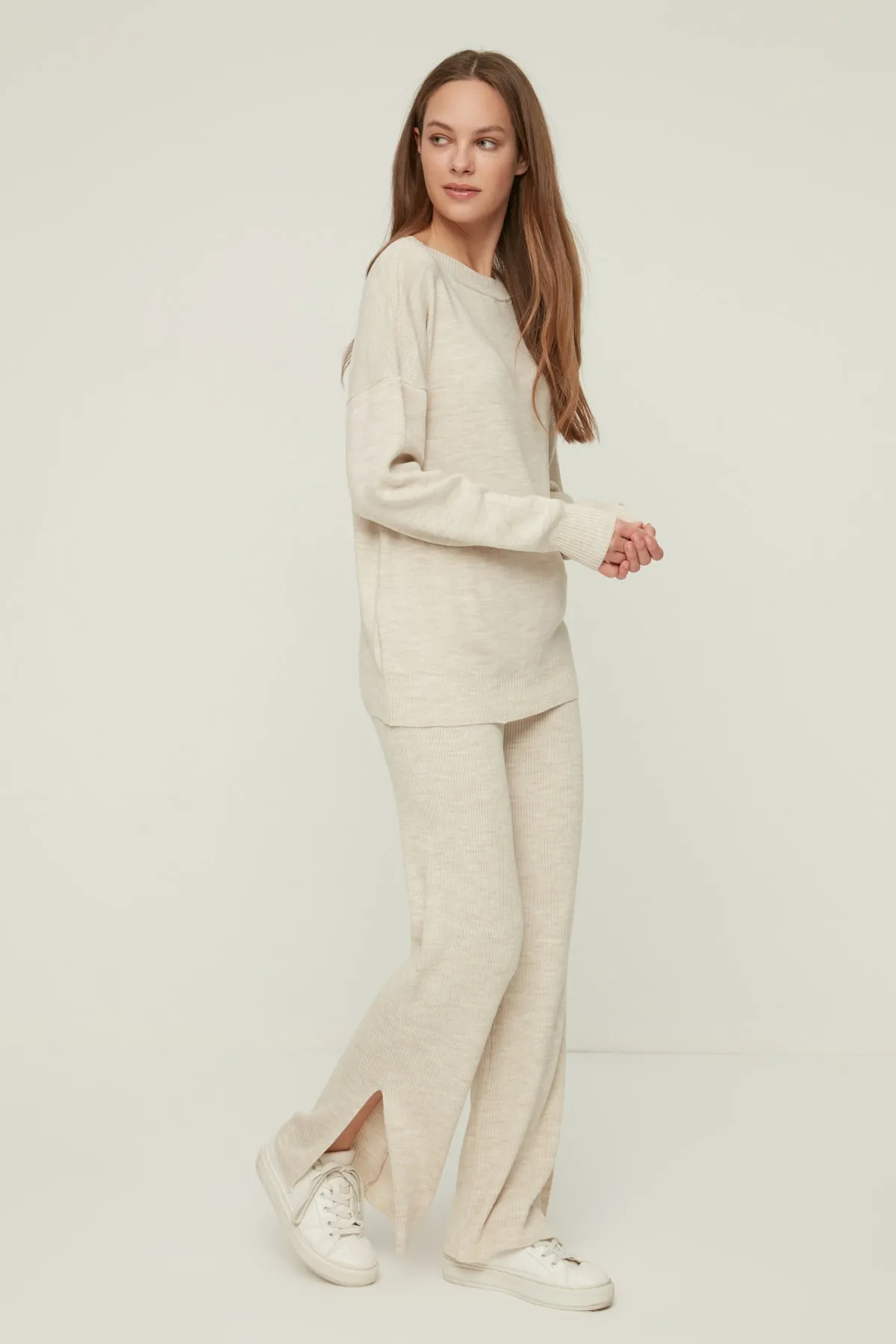Trendyol Collection  Beiges Strickoberteil und -unterteil mit Schlitzdetail THMAW22AU0502