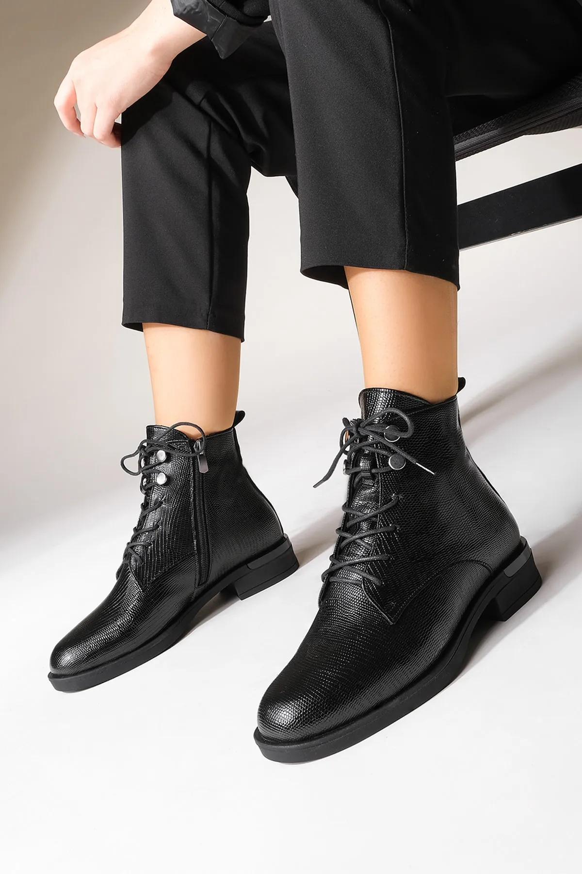 Marjin  Damenstiefel, Schnürstiefel, Reißverschluss, Ligante, Schwarz, Schlangenleder