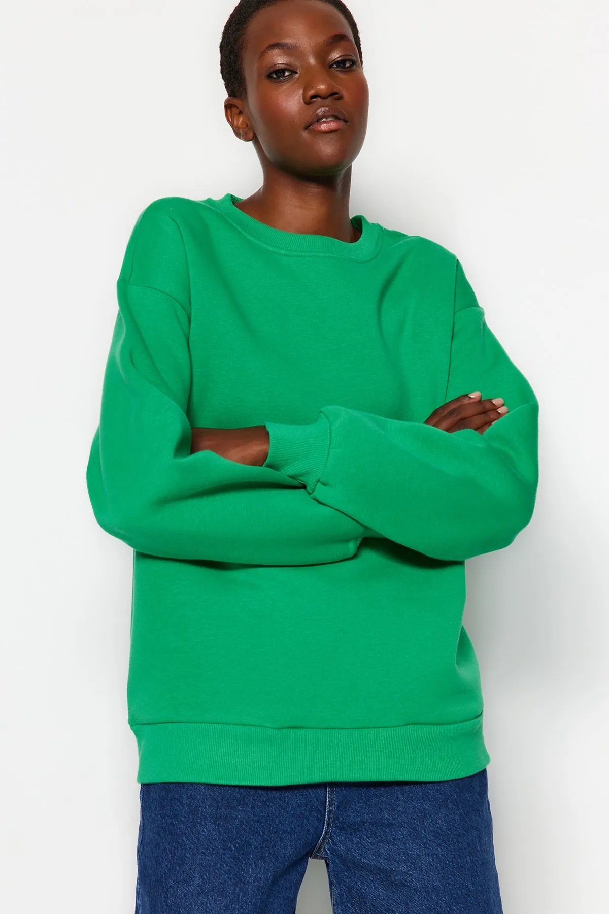 Trendyol Collection  Grünes Oversize/Bequem geschnittenes Basic-Rundhals-Sweatshirt aus dickem Fleece mit Innenfutter TWOAW24SW00102