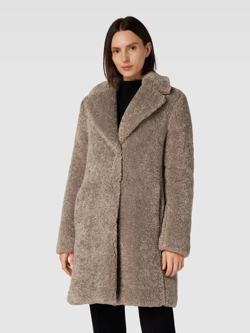 Mantel aus Teddyfell in taupe
